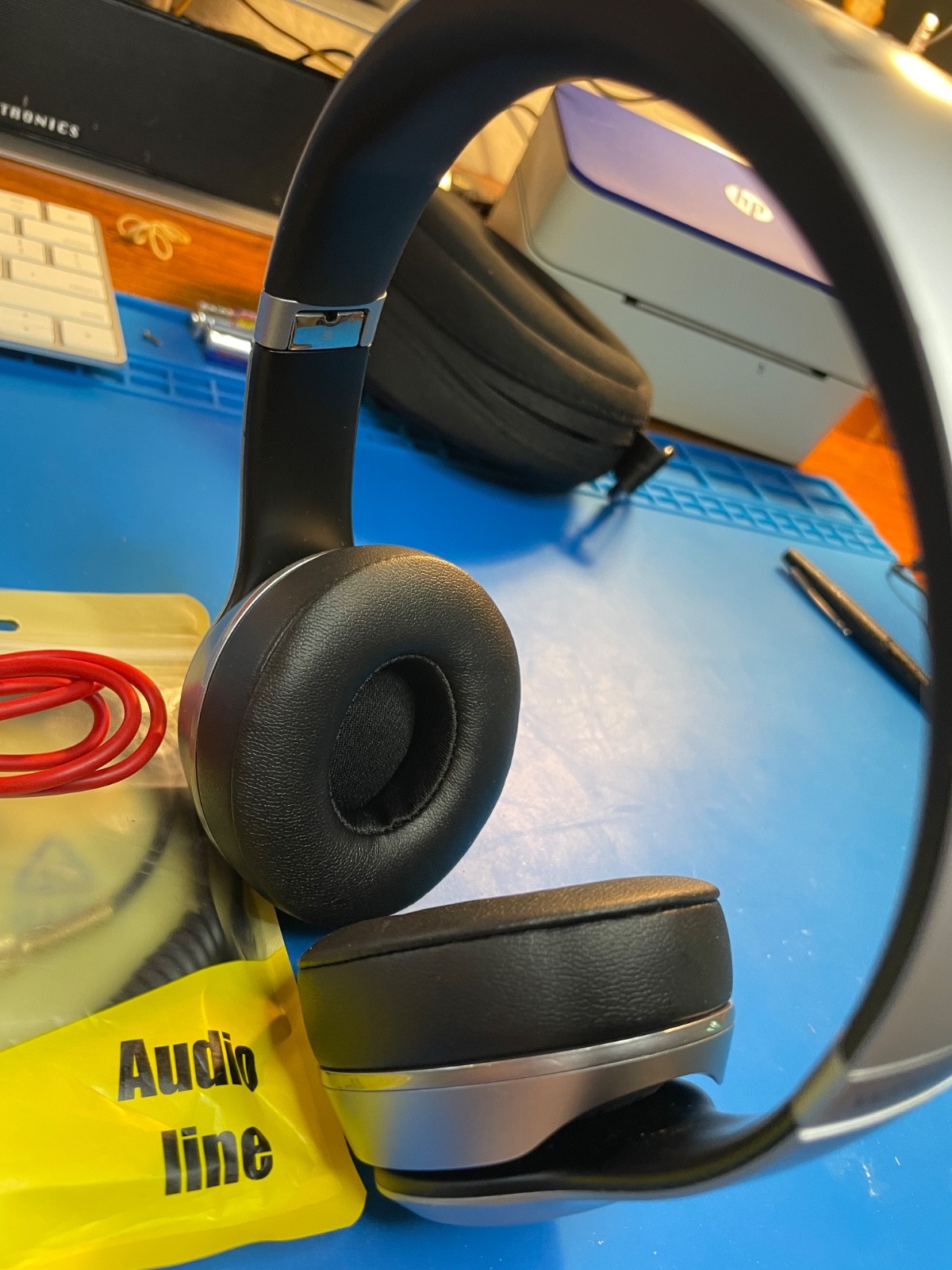 Clean Beats by Dr Dre – Solo 2 Wireless, Silver with Black Trim Tested, Working