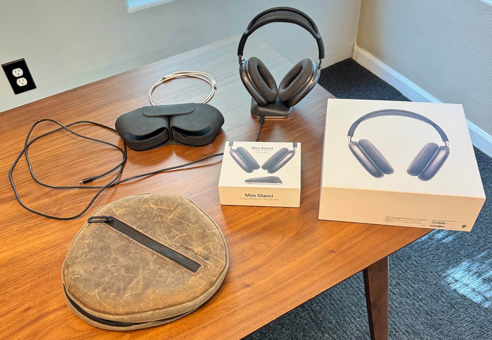Apple AirPods Max Space Gray Lightning w/ WaterField Case + Max Stand