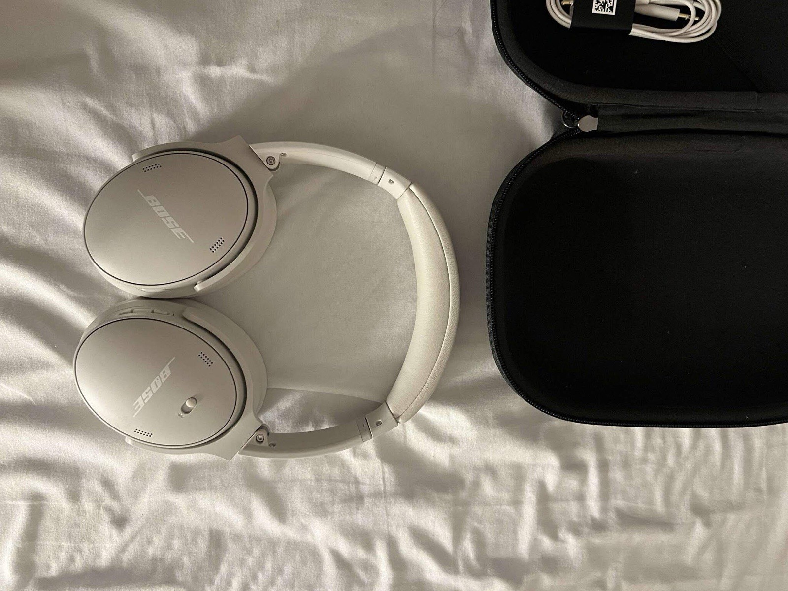 Bose QuietComfort QC45 Wireless Over-Ear Bluetooth Headphones White/Silver Case