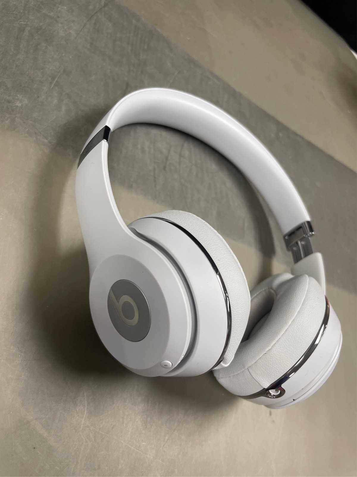 Beats by Dr. Dre Solo3 Casual Listening Active Noise Cancellation Bluetooth On 3