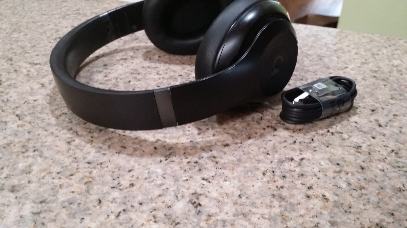 Beats by Dr. Dre Studio Pro Wireless Bluetooth Over-Ear headphones Gold/Black