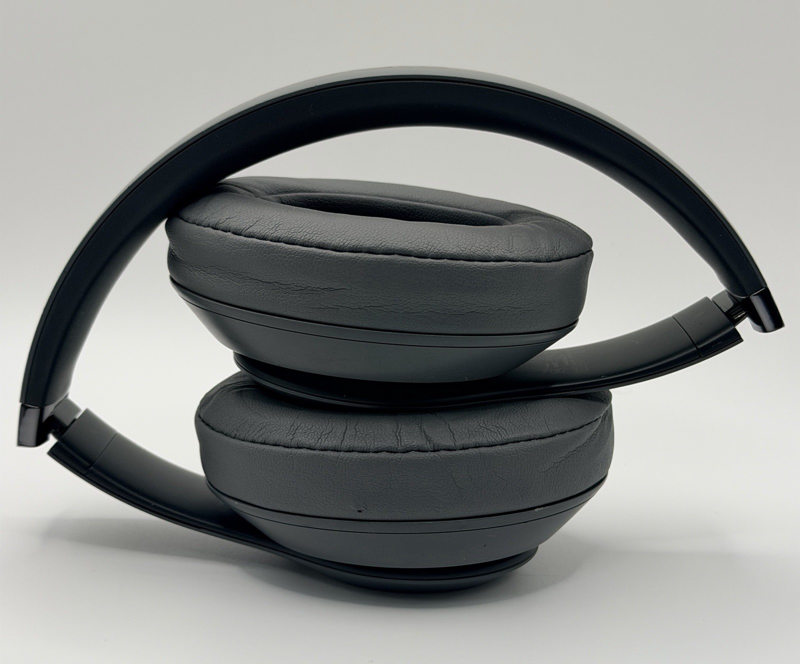 Beats by Dr. Dre Studio3 Over the Ear Wireless Headphones – Gray