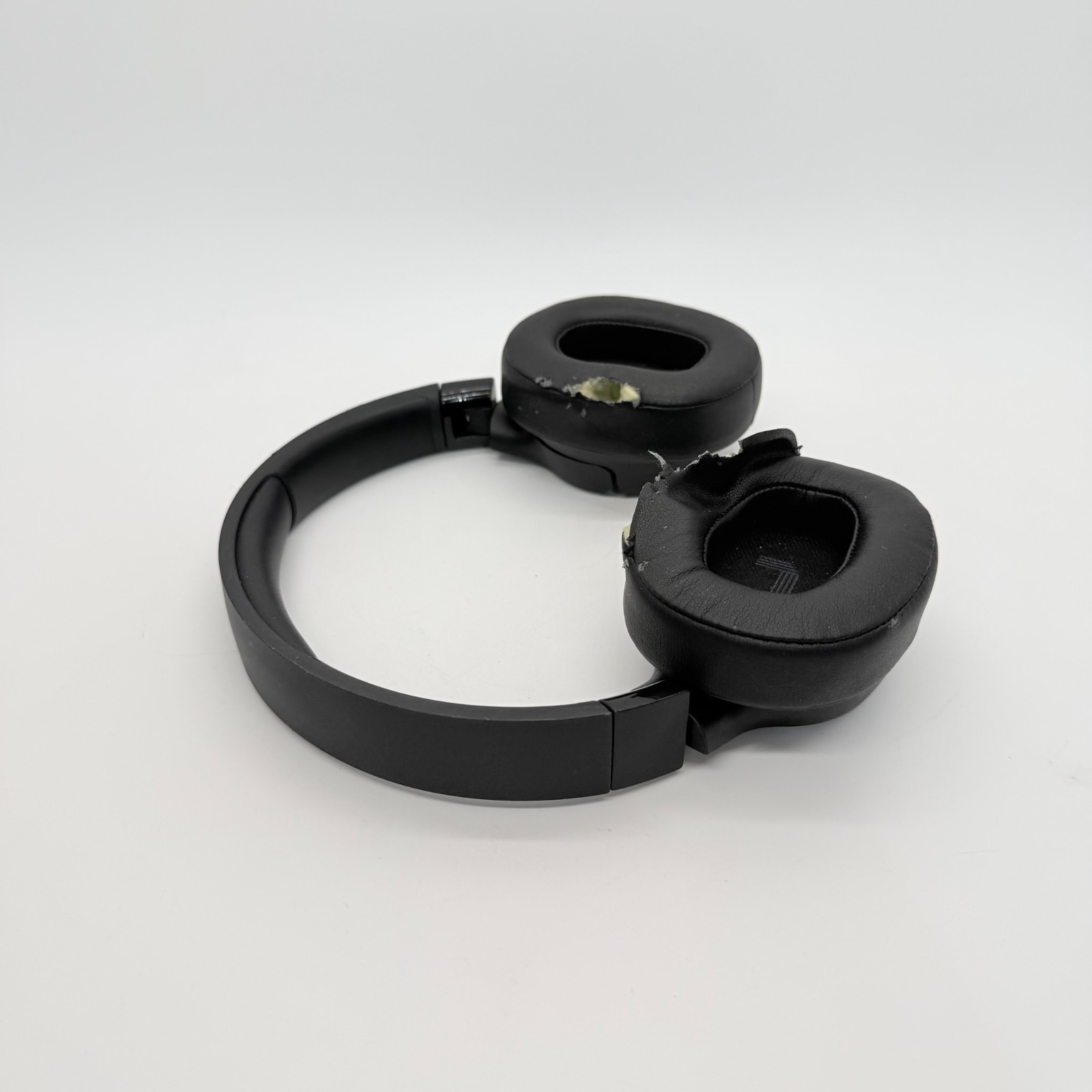 JBL Tune 720BT Over-Ear Wireless Bluetooth Headphones (Black) NEEDS PADS