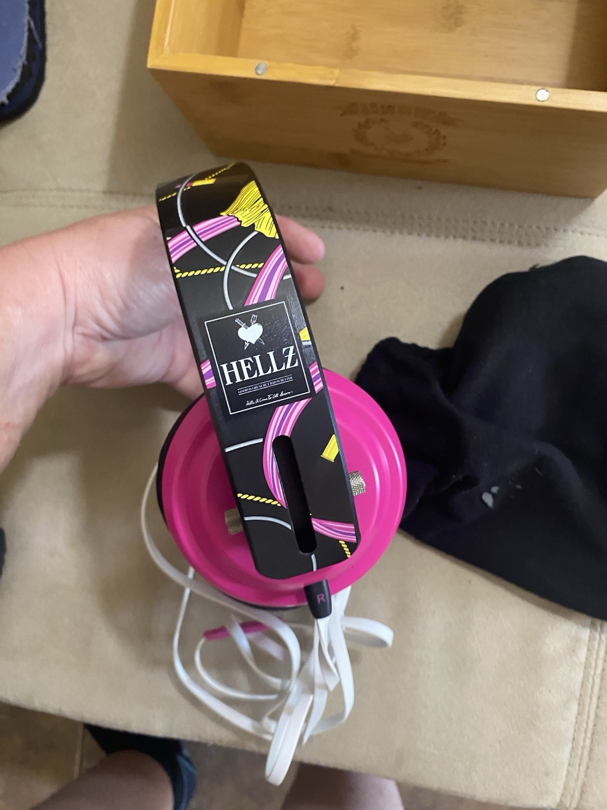 Hellz Headphones In A Decorative Box Pink Black