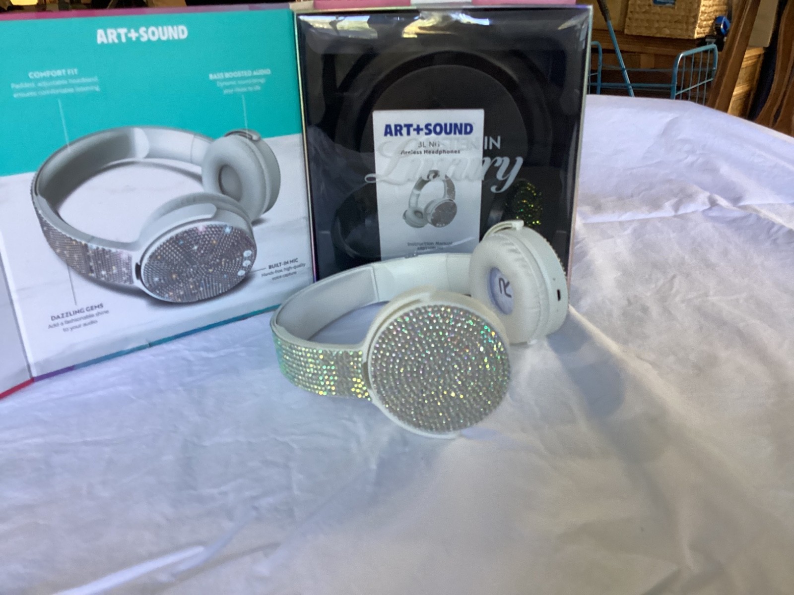 NEW! Art+Sound Bling Wireless Headphones. 6 hrsplaytime. White/Silv rhinestones