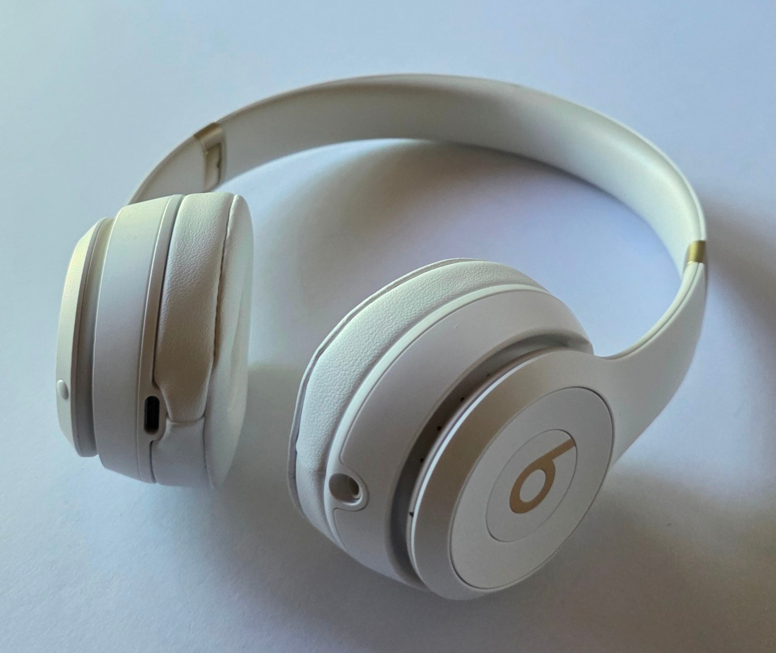 Unused OEM White & Gold Beats Solo 4 Wireless Headphones MC2M4LL/A in Bulk Pkg