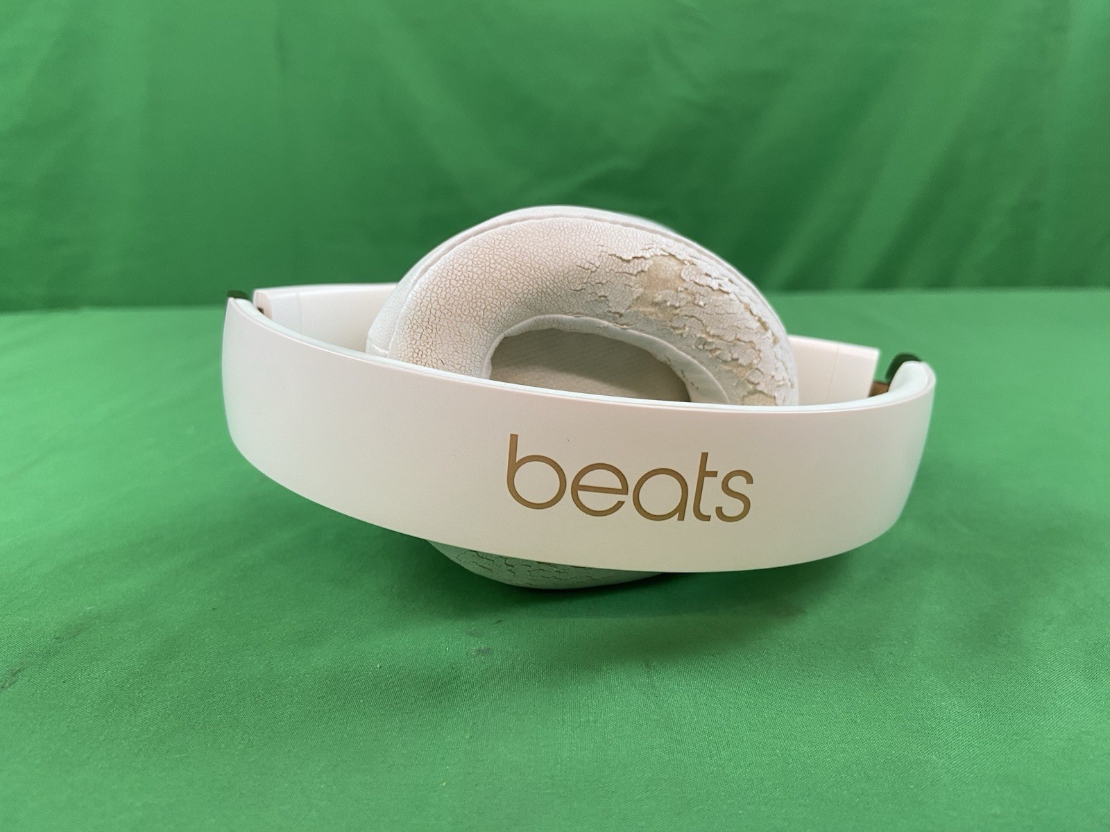 Beats by Dr. Dre Studio Pro Over-the-Ear Wireless Headphones – Sandstone- Read