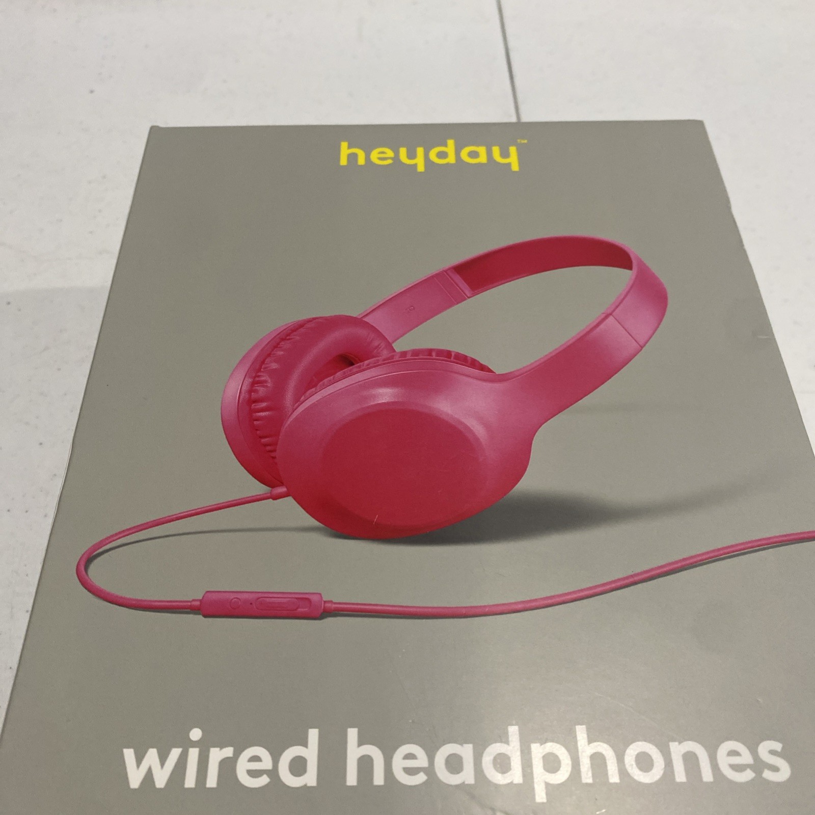 Heyday Wired Headphones – HOT PINK – New In Box Sealed 3.5mm Aux Plug