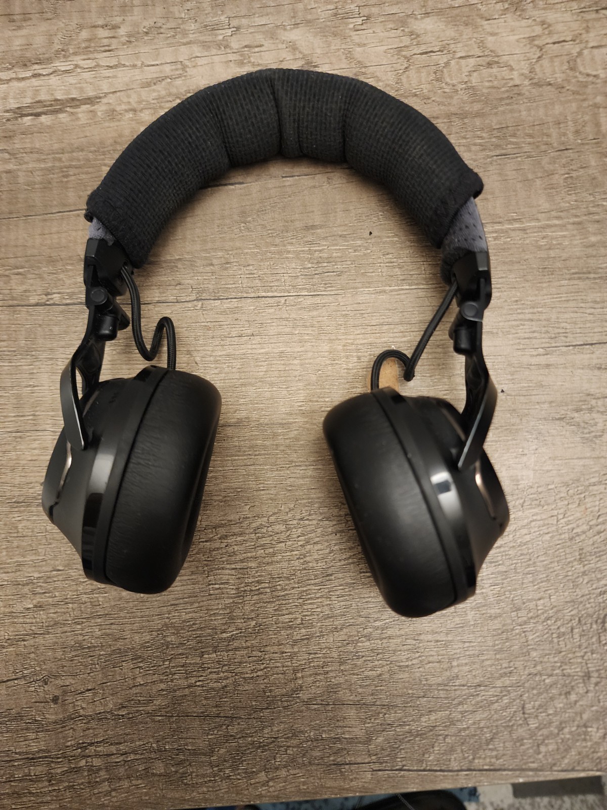 JBL Club 700BT Hi-Res Wireless On-Ear Headphones, produce a Great Sound