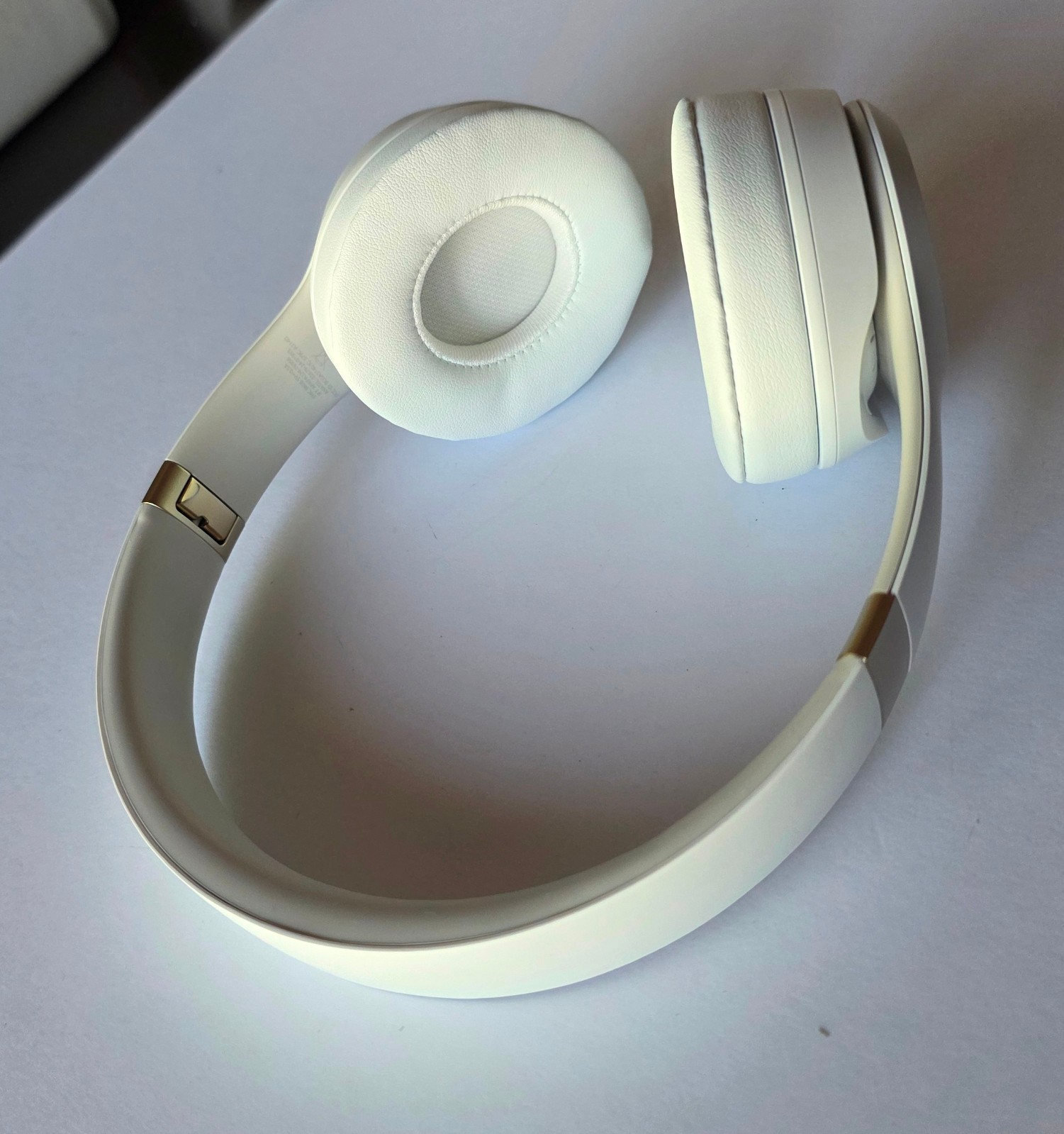 Unused OEM White & Gold Beats Solo 4 Wireless Headphones MC2M4LL/A in Bulk Pkg