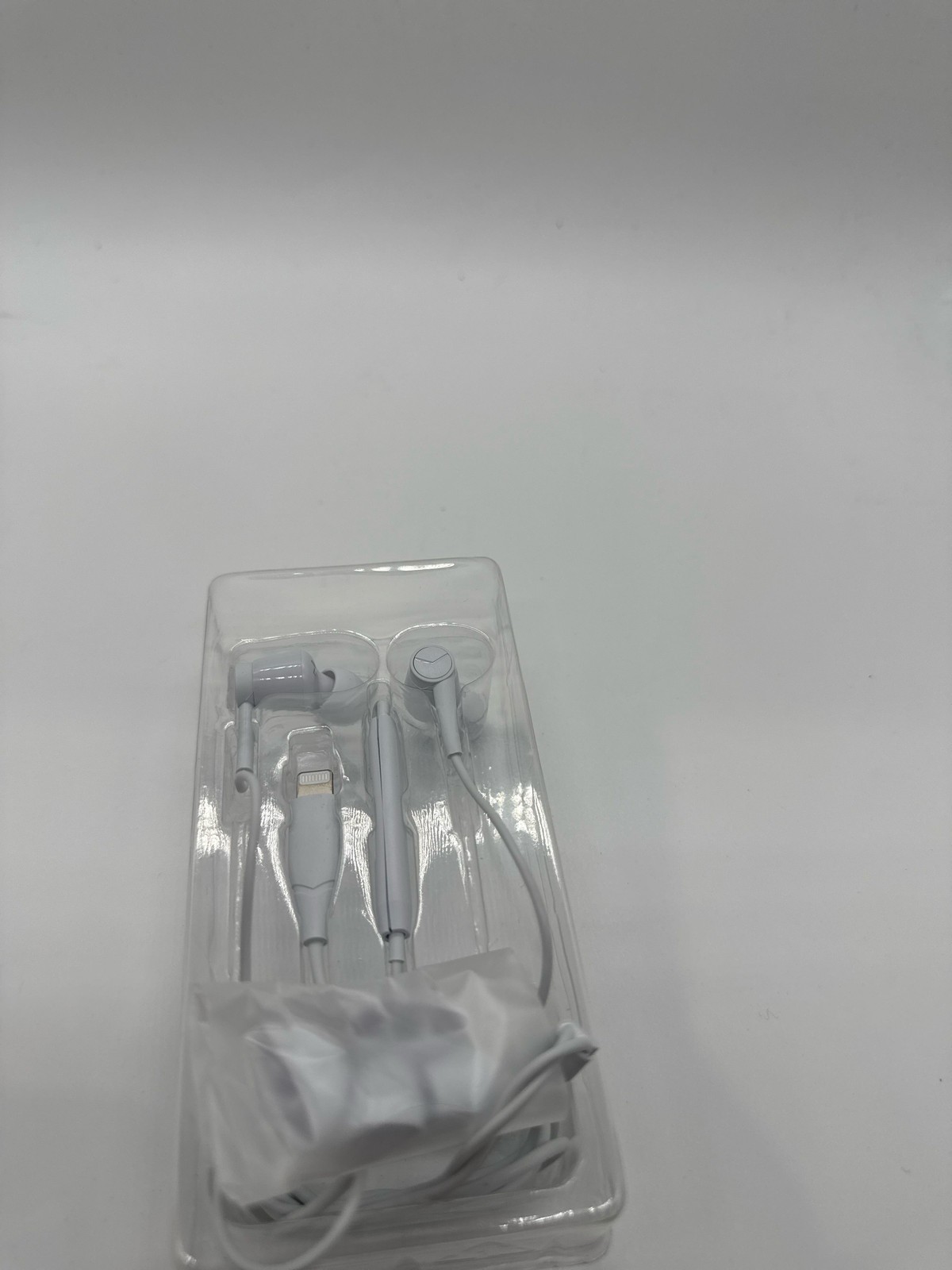 Insignia NS-HP35MM23 – 3.5 mm Wired Earbud Headphone – White