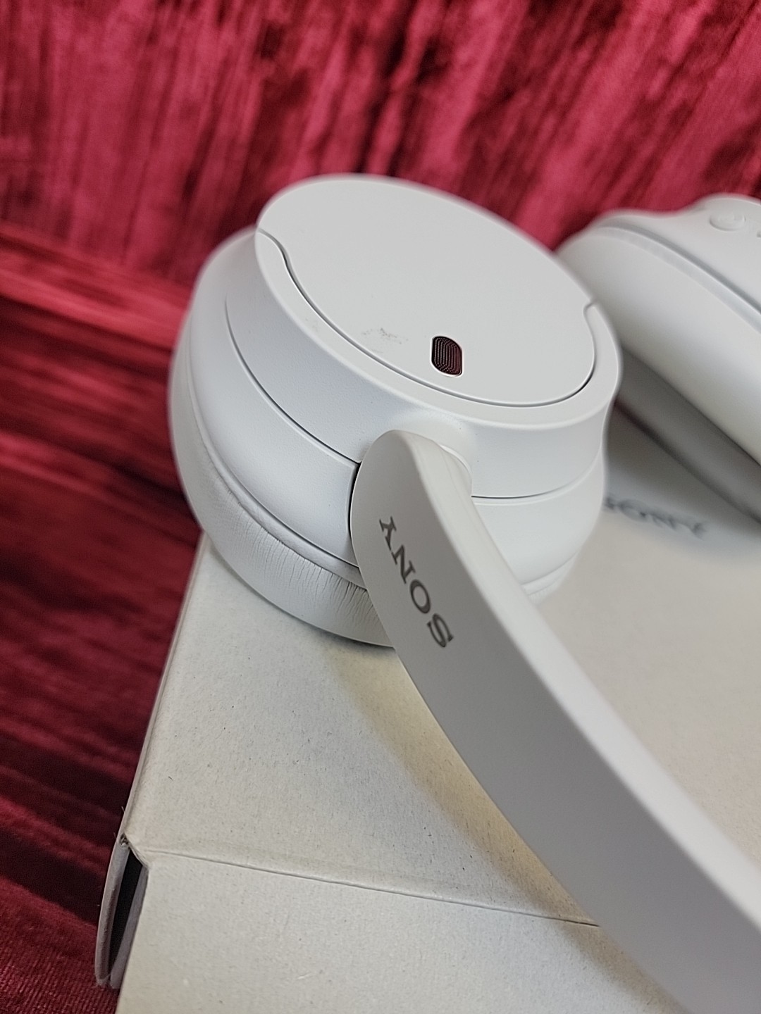 Sony WH-CH720N Wireless Over-Ear Headphones Noise Canceling White 360 Audio 35h