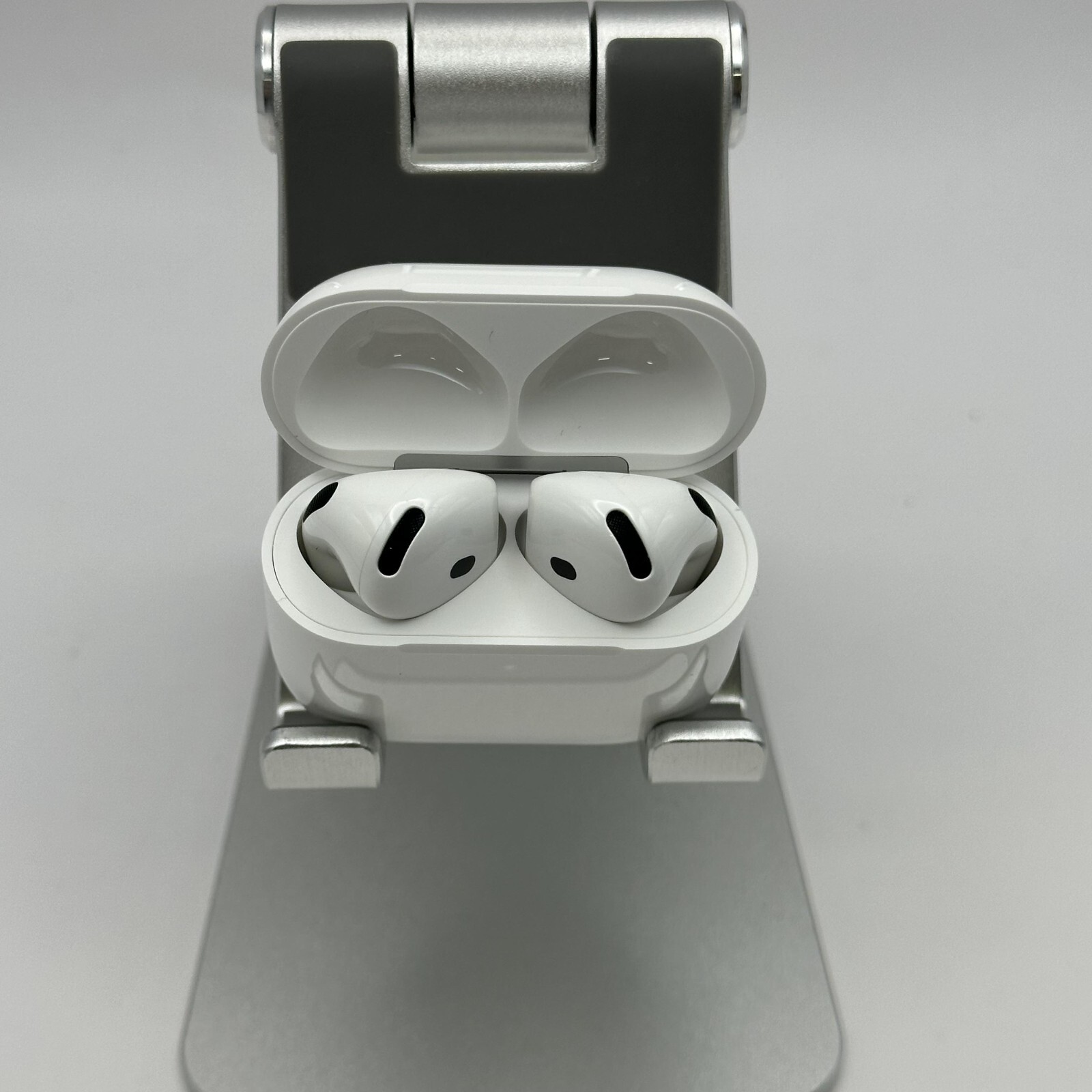 Apple AirPods (4th Gen) USB-C White (Active Noice Cancellation) -Very Good w/Box