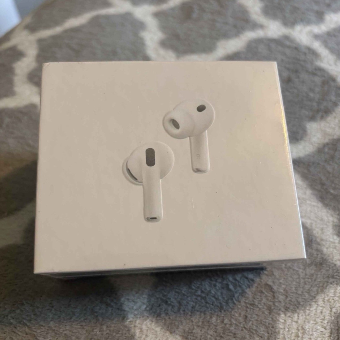 Apple AirPods Pro 3 Wireless Bluetooth In-Ear Earbuds, White New in Seal