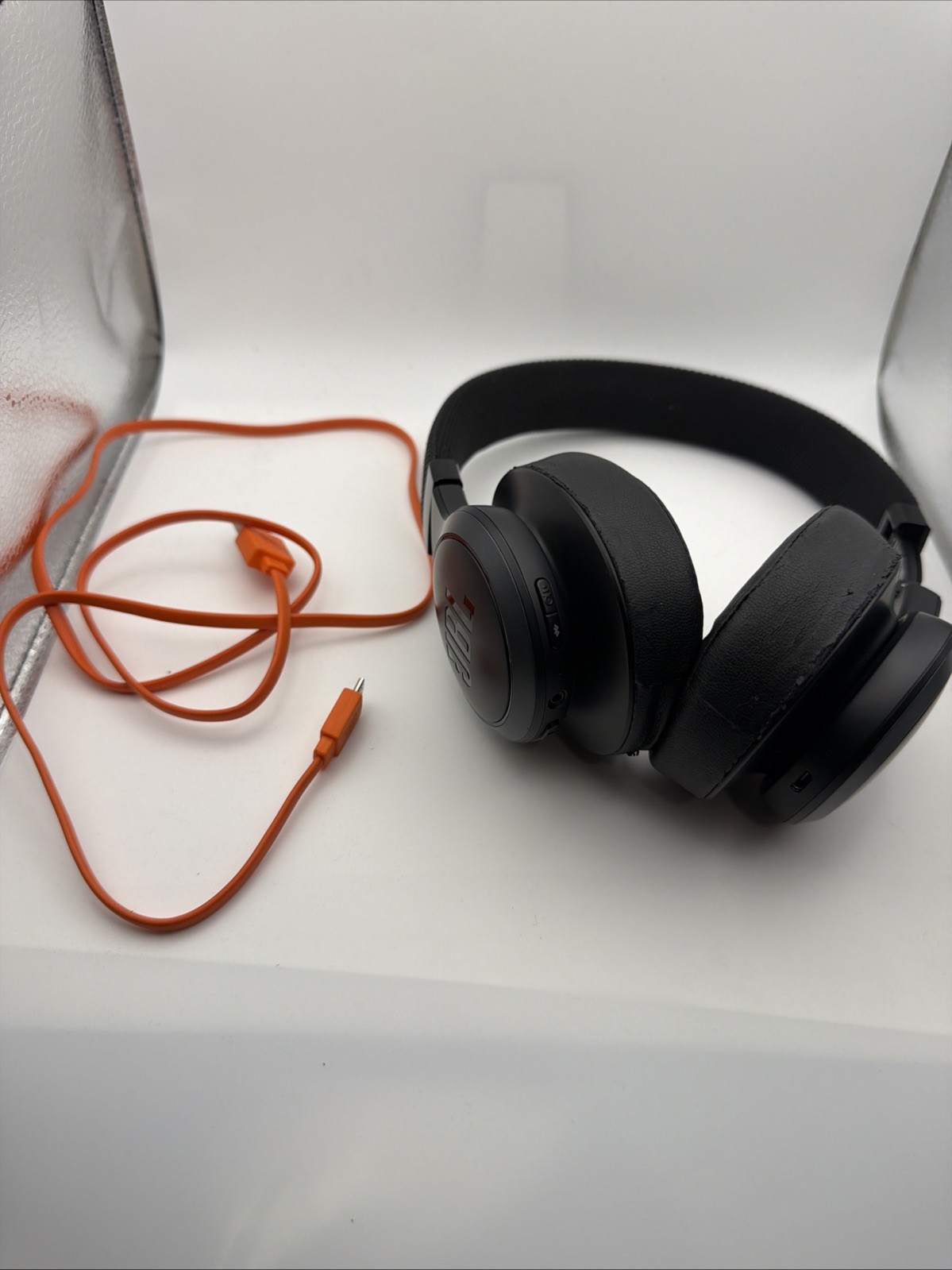 JBL Live 500 BT Around-Ear Wireless Headphone – Black