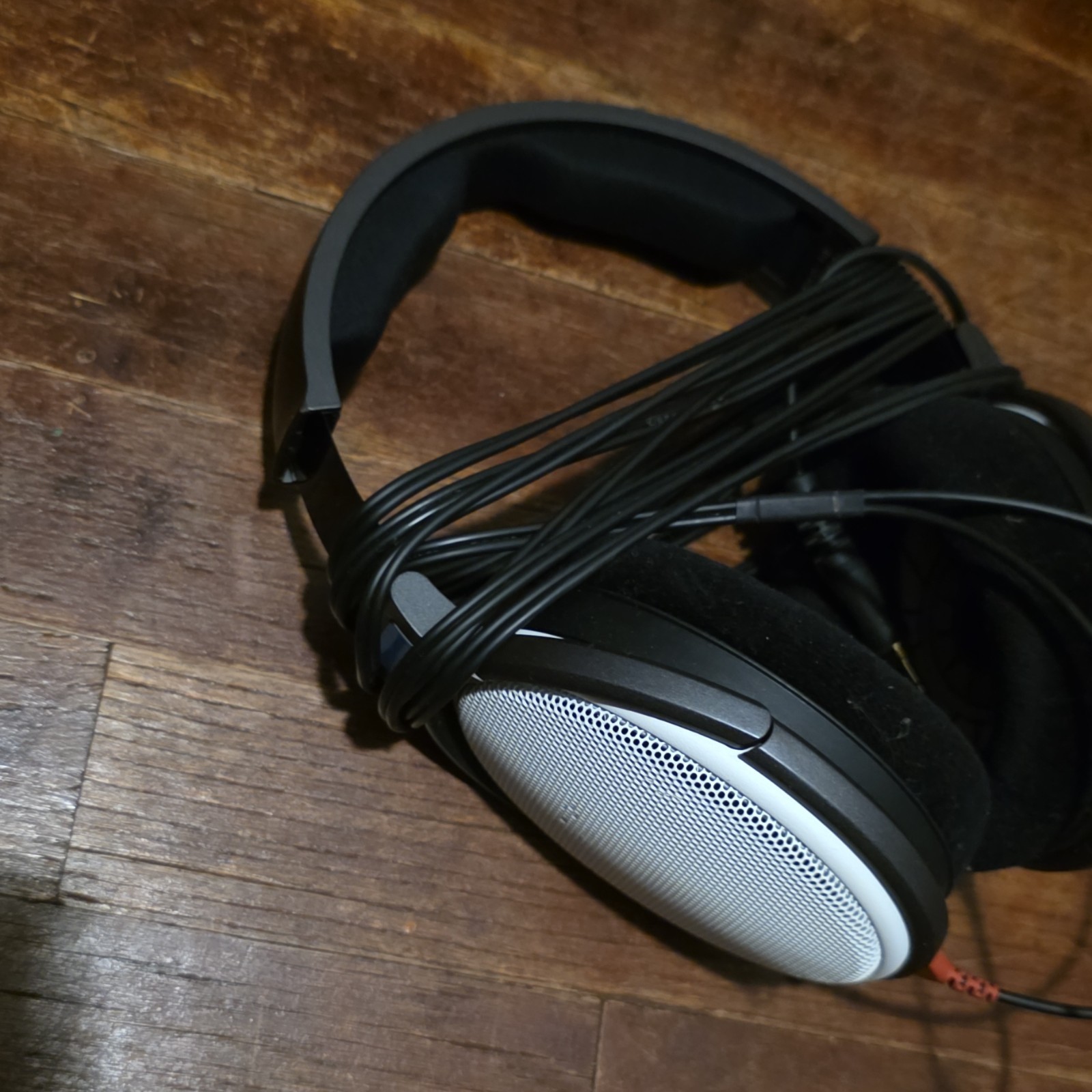 Sennheiser HD 600 Open-Back Over-Ear Wired Headphones 3.5mm Black/white
