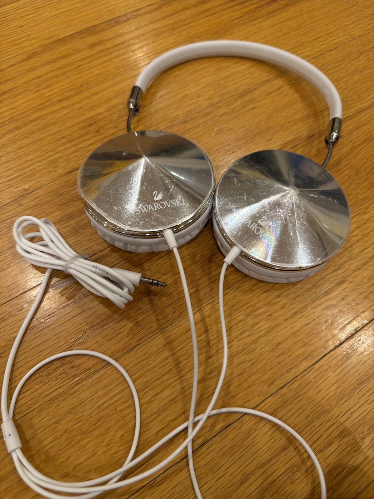 Swarovski Frends Taylor Silver and White Headphones-Never Worn