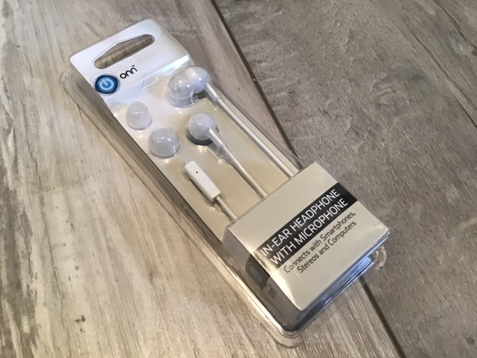 Onn In-Ear wired Headphones with Microphone with Replacement Tips White
