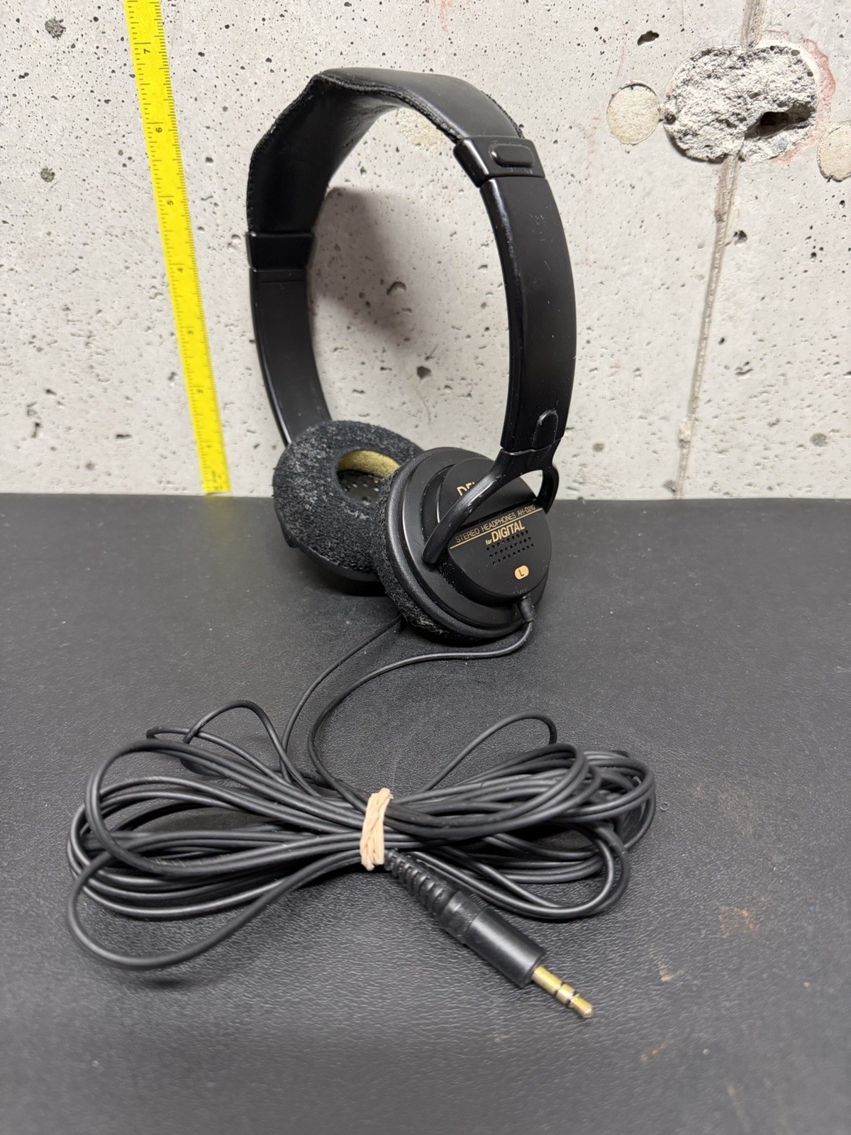 Vintage Denon AH-D210 Digital Stereo Headphones – wired – Tested Working RARE