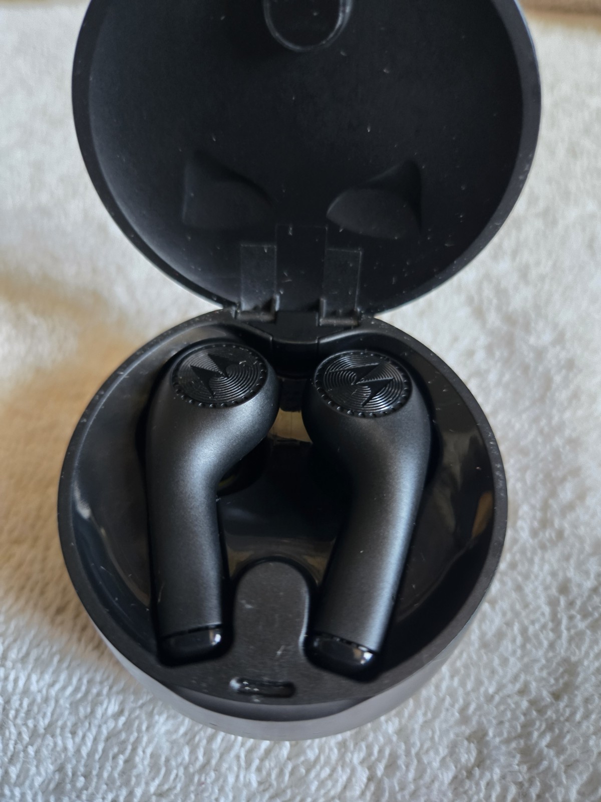 Motorola SH022 Wireless Bluetooth Earbuds, In-Ear, Black, Charging Case