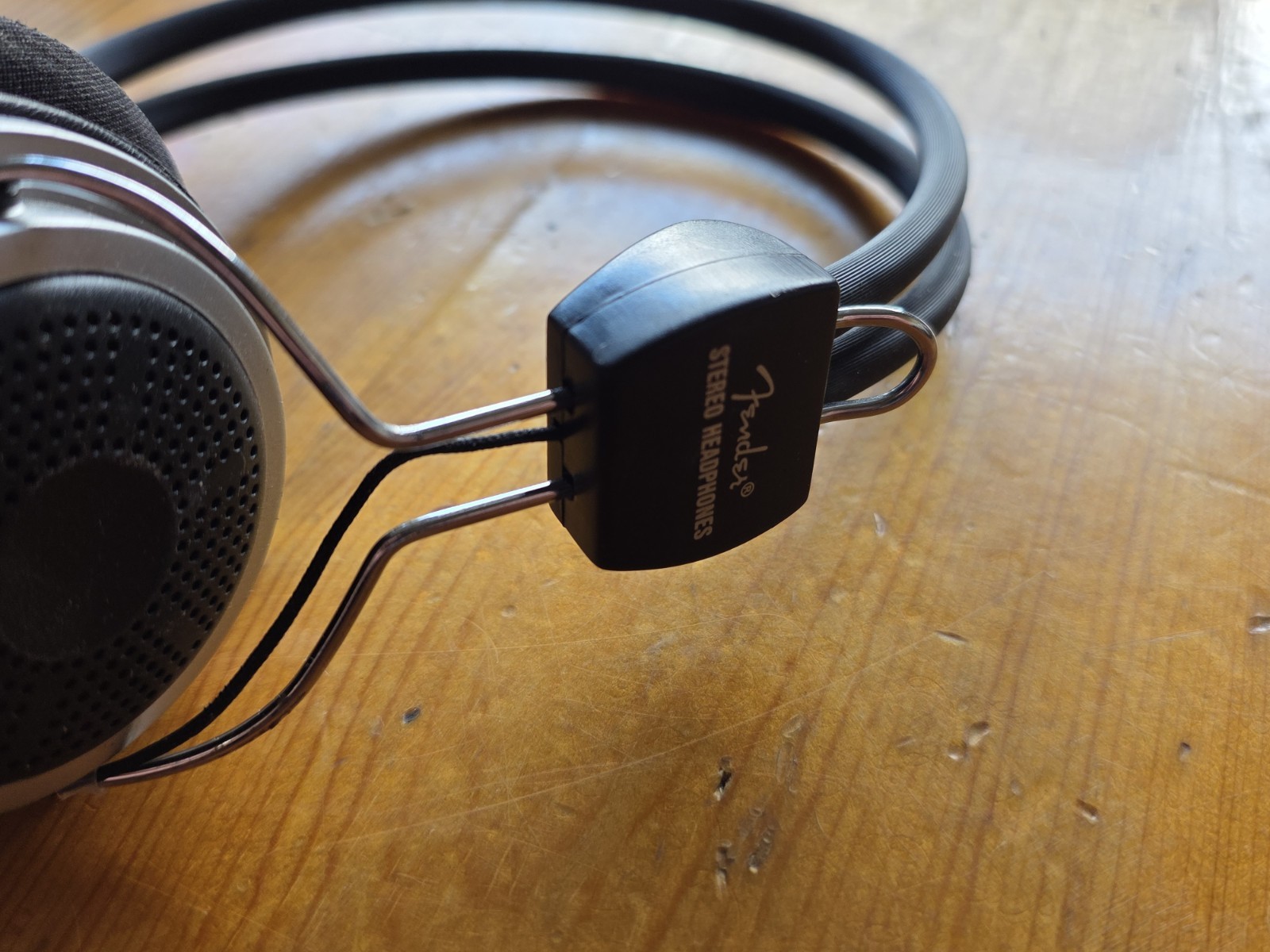 Fender Stereo Headphones with Volume Control with 1/8″ Jack **TESTED & WORKING**