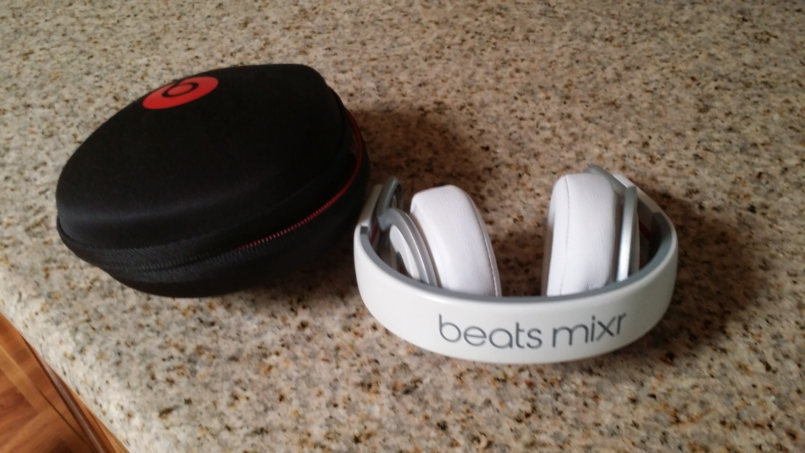 Beats by Dr. Dre Beats Mixr wired headpone on the Ear Headphones White color