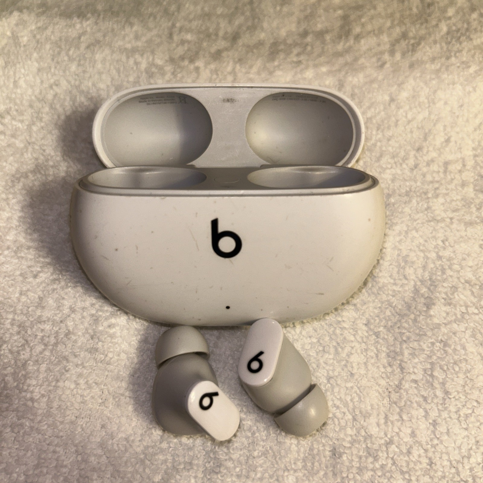 BEATS STUDIO BUDS WIRELESS NOISE CANCELLATION EARBUDS MJ4Y3LL/A – WHITE