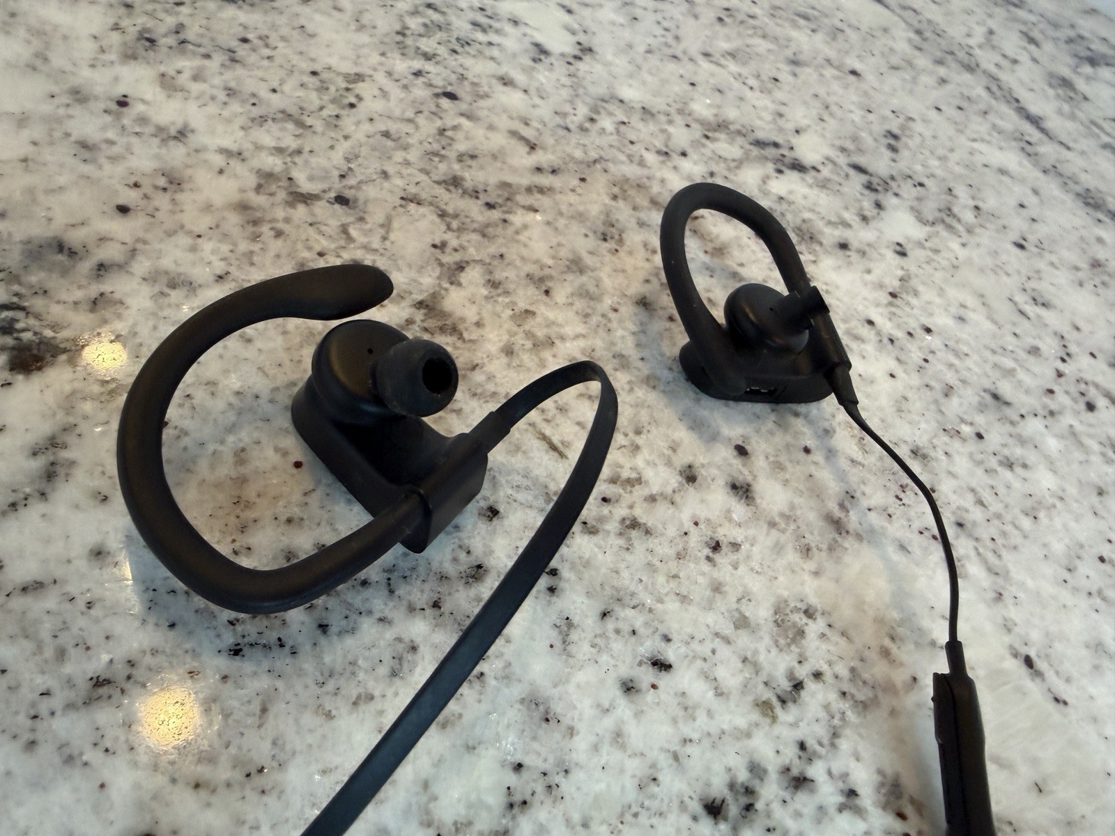Beats Powerbeats3 Wireless A1747 Black Bluetooth Earphones Tested