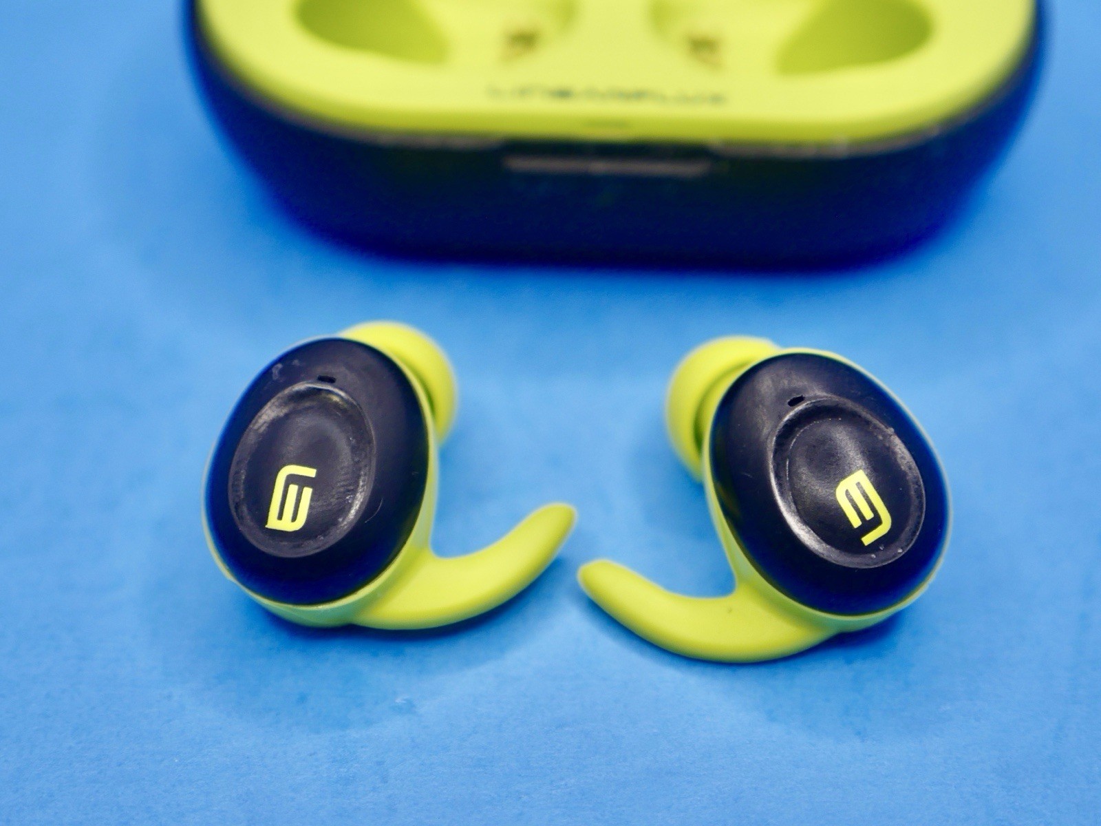 LinearFlux HyperSonic 2 Black/Green Wireless Bluetooth Ear-hook Earbuds w/Case