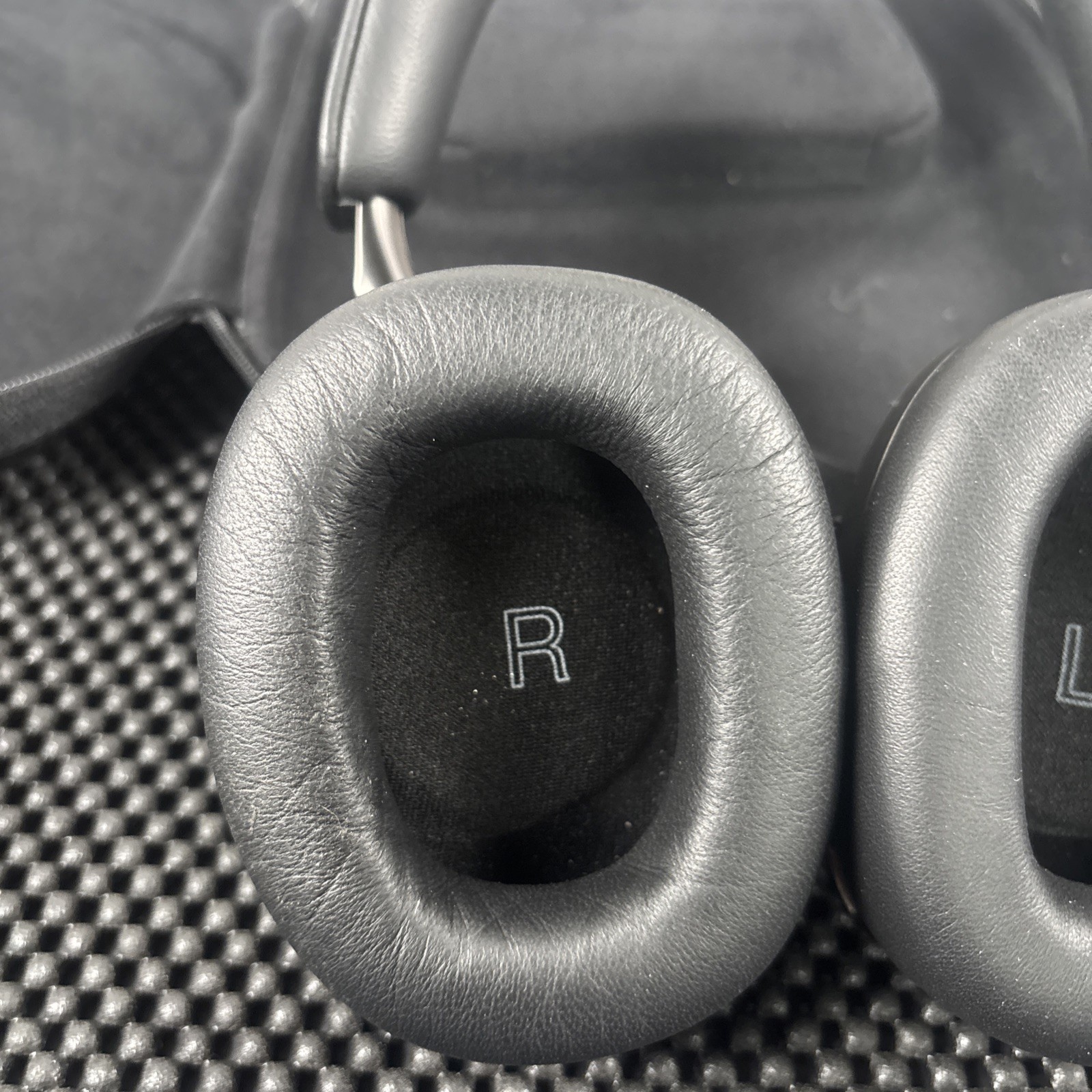 Bowers & Wilkins Px8 Wireless Over-Ear Bluetooth Headphones Black FP42951 – USED