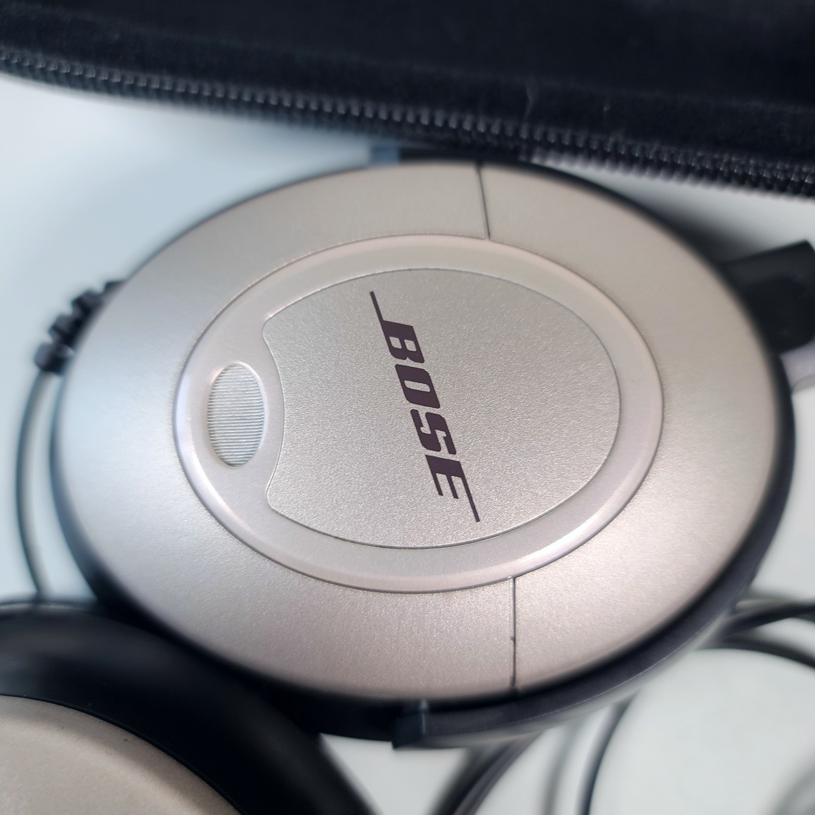 Bose QuietComfort 2 Acoustic Noise Cancelling Wired Headphone w/ Protective Case