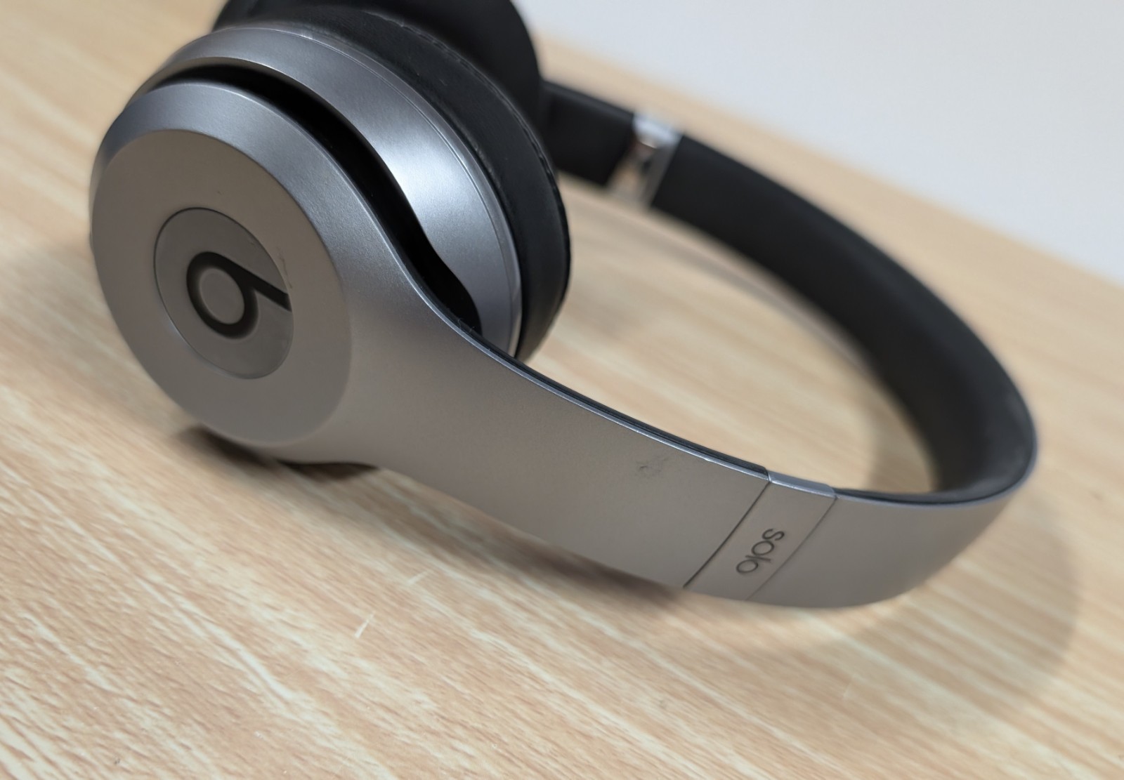 Beats by Dr. Dre Beats Solo2 Wireless On-Ear Headphones – Black Silver Case