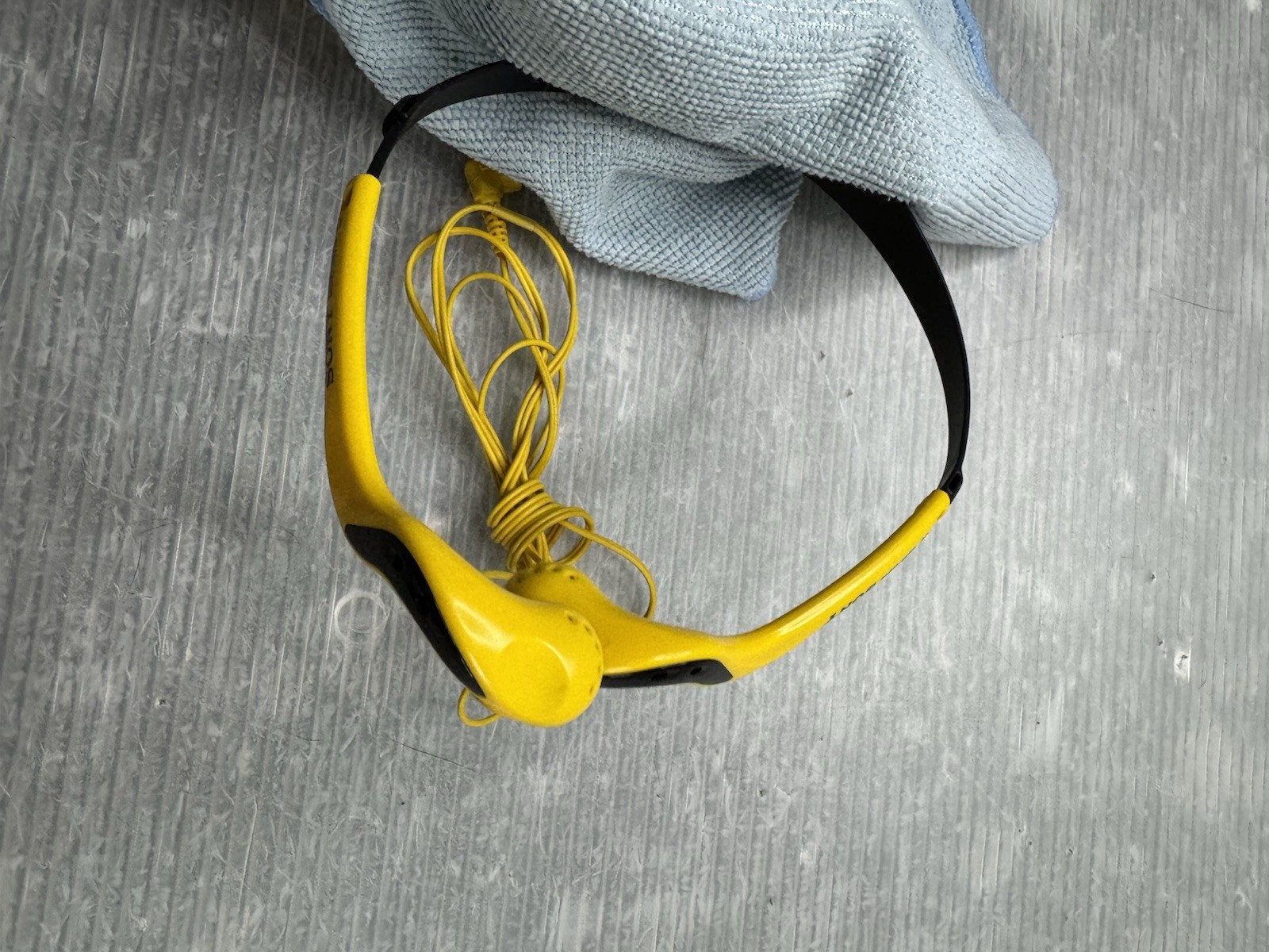 SONY MDR-W014 yellow Sports Walkman Stereo Headphones 3.5mm Jack