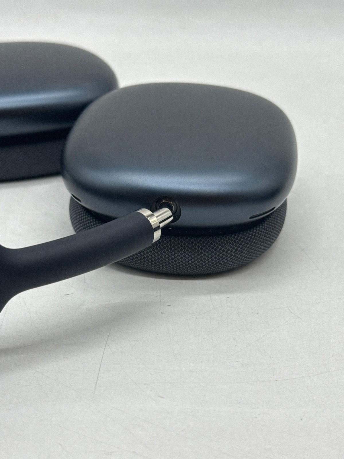 Apple AirPods Max A3184 Wireless Over-Ear Headphones Midnight