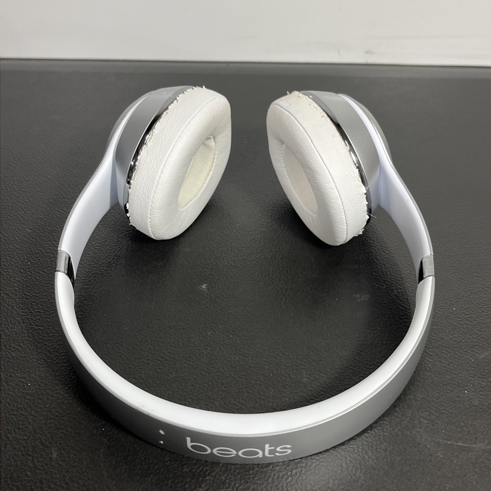 Beats By Dr. Dre Solo3 Wireless Silver A1796 MNEQ2LL/A Used