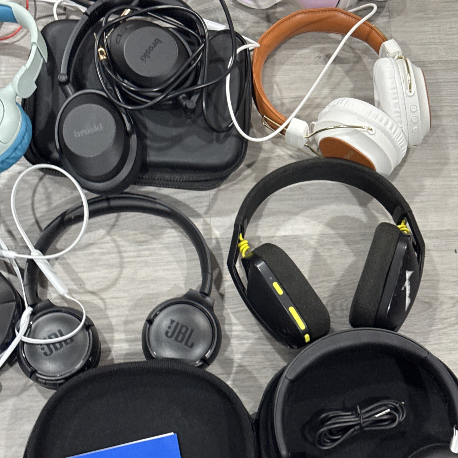 LOT OF HEADPHONES,EARBUDS MUSIC, WIRED Wireless Ect (UNTESTED) AS IS⚠️