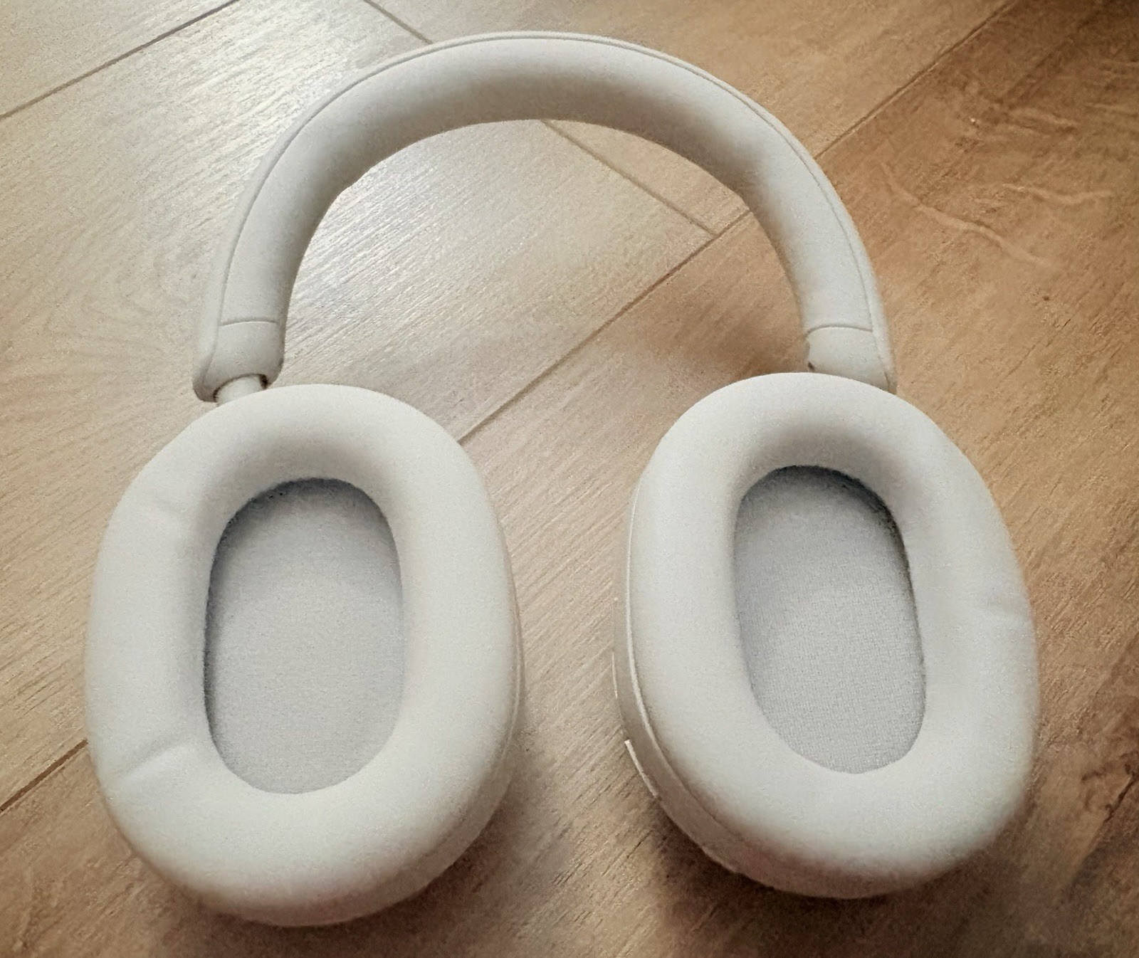 Apple AirPods Max White Wireless Over-Ear Headphones ANC w/ Smart Case