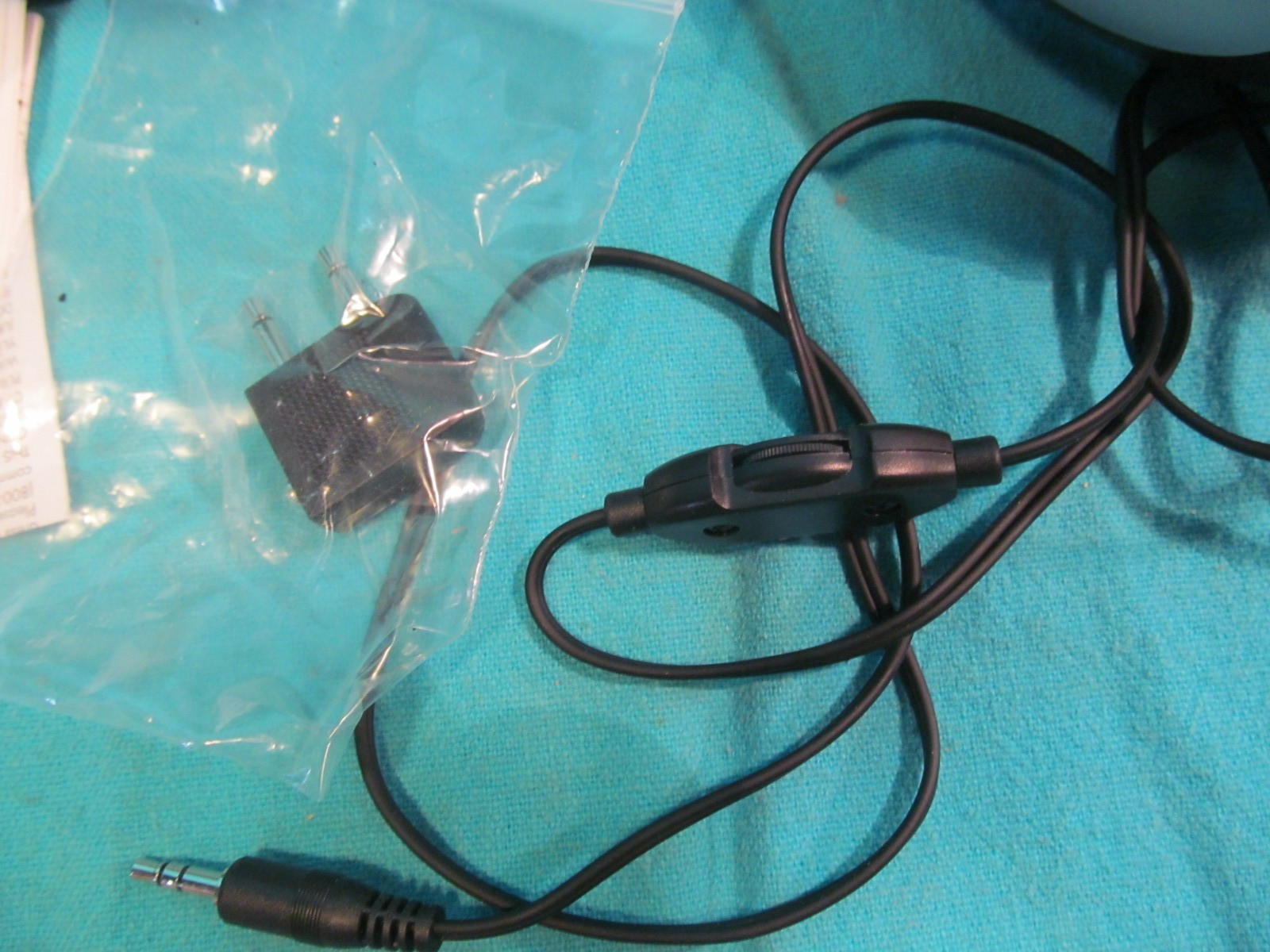 HP NOISE CANCELLING HEADPHONES GF552AA MR-588 WITH CASE & AIRPLANE ADAPTER