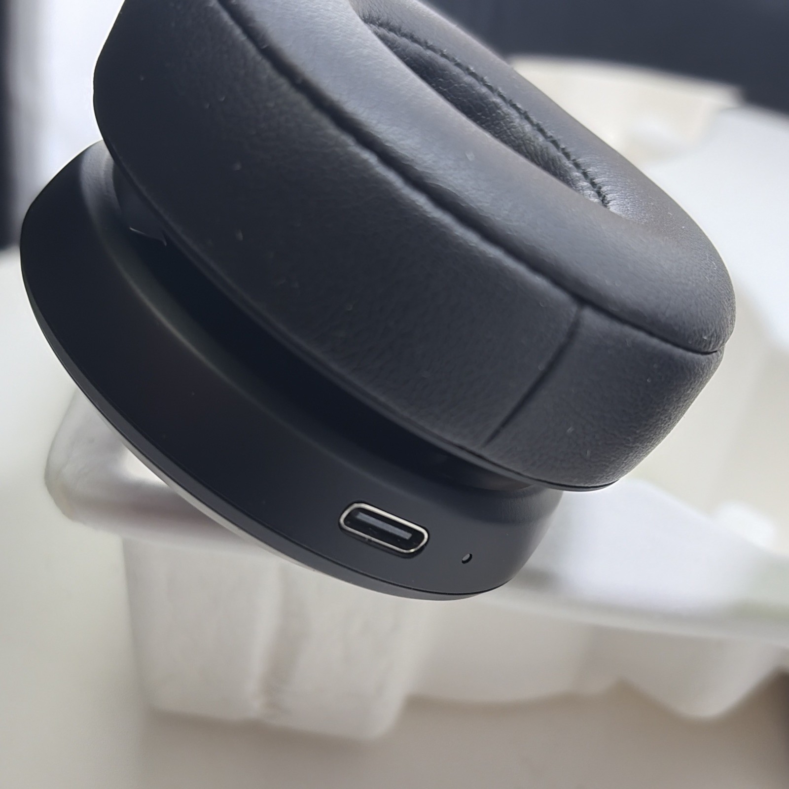 JBL Live 675NC wireless on-ear headphones, New, Open Box
