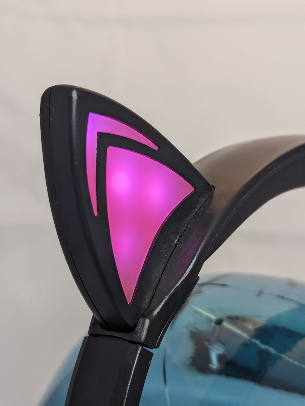 CAT EARS LIGHT UP HEADPHONES STANDARD AUX BLACK & PINK BATTERY OPERATED