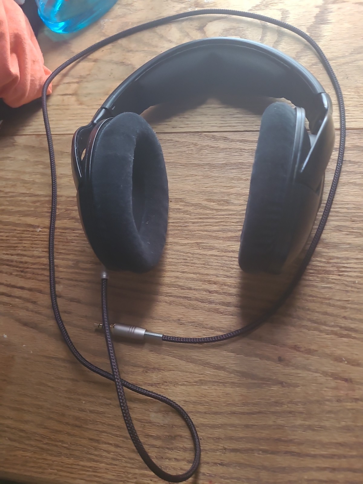 Good condition Sennheiser HD 560 S Over-The-Ear Audiophile Headphones