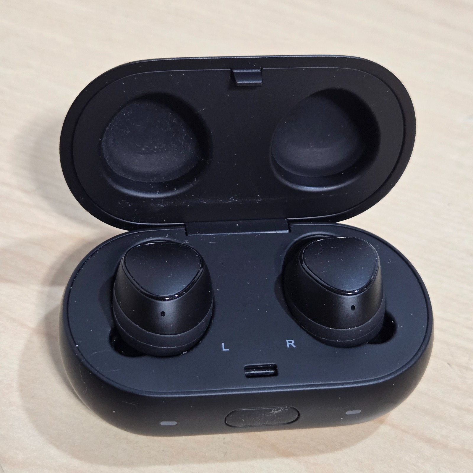 Samsung SM-R140 Black Wireless Bluetooth In-Ear Earbuds w/ Charging Case