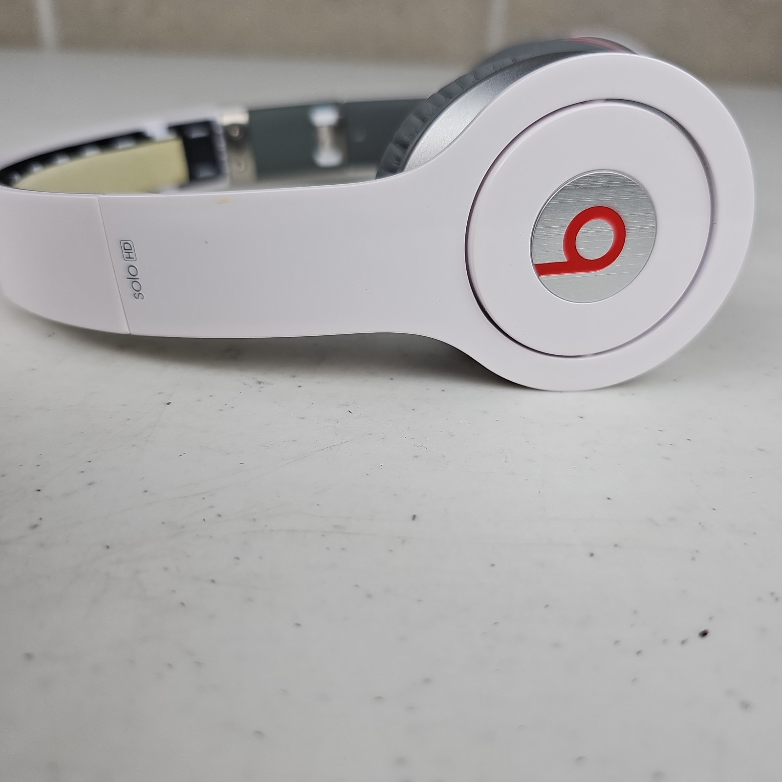 Beats by Dr. Dre Solo HD Headband Headphones White And Gray/Black Case UNTESTED
