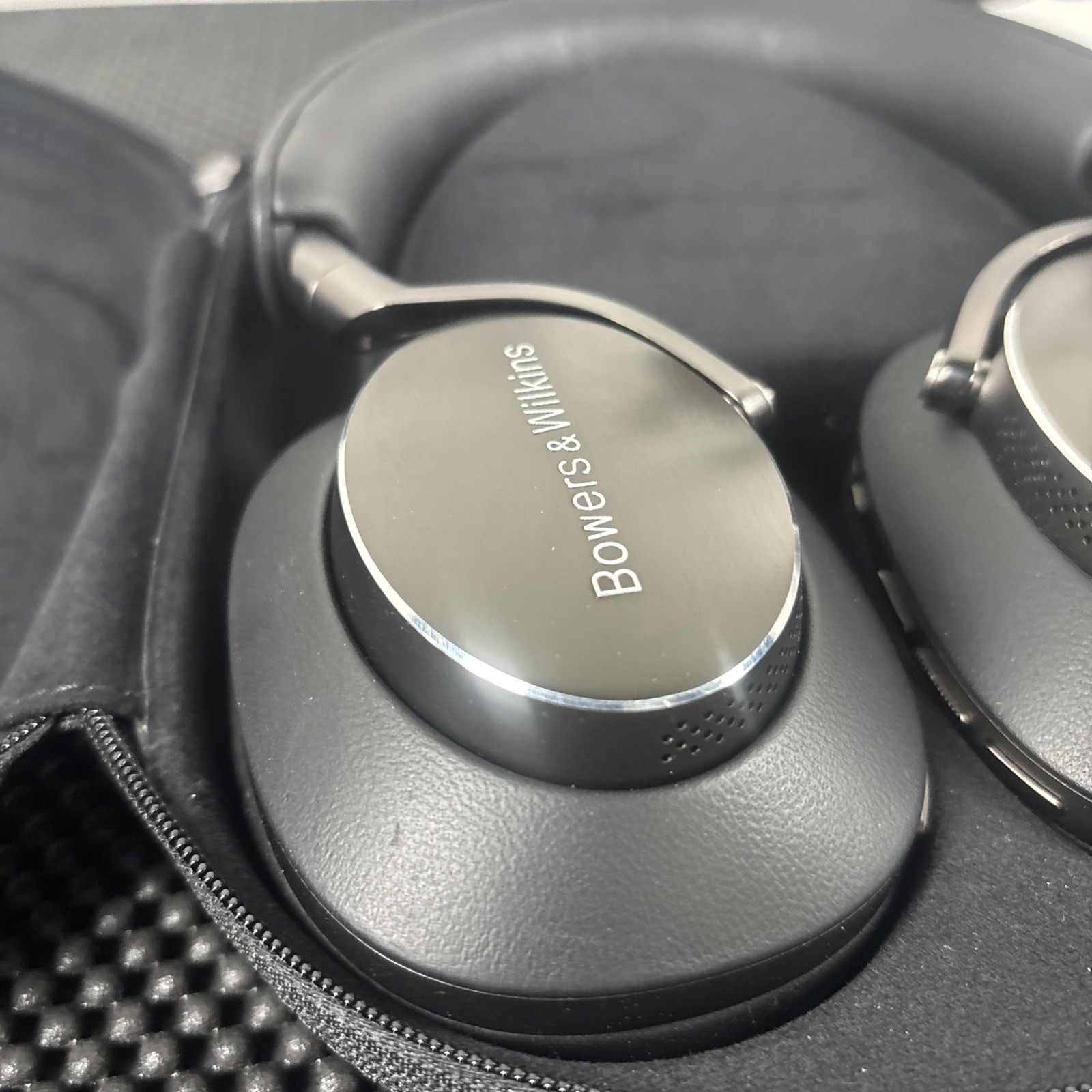 Bowers & Wilkins Px8 Wireless Over-Ear Bluetooth Headphones Black FP42951 – USED