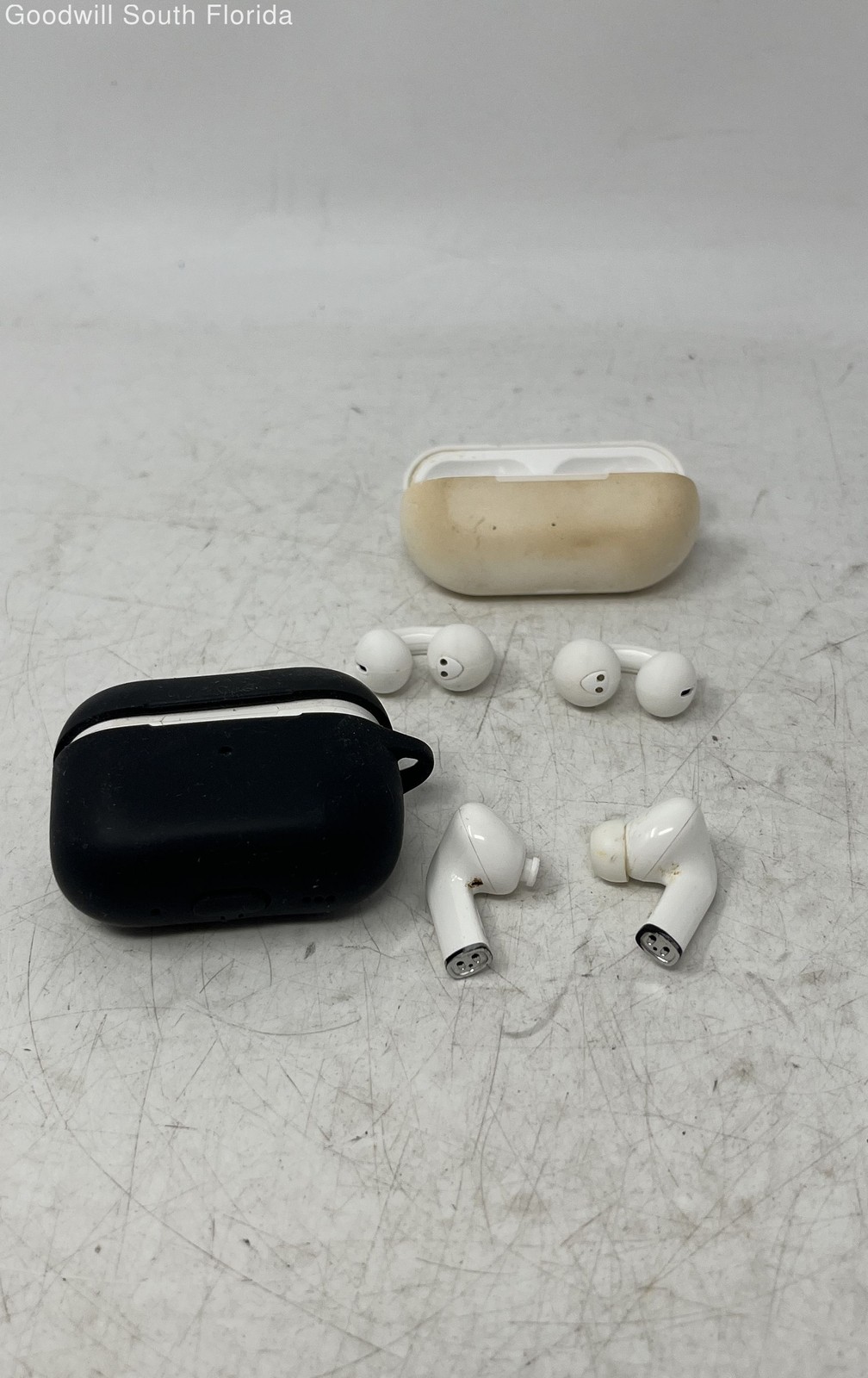 2 Pcs White Black Wireless Bluetooth Headphone With Protective Case Not Tested