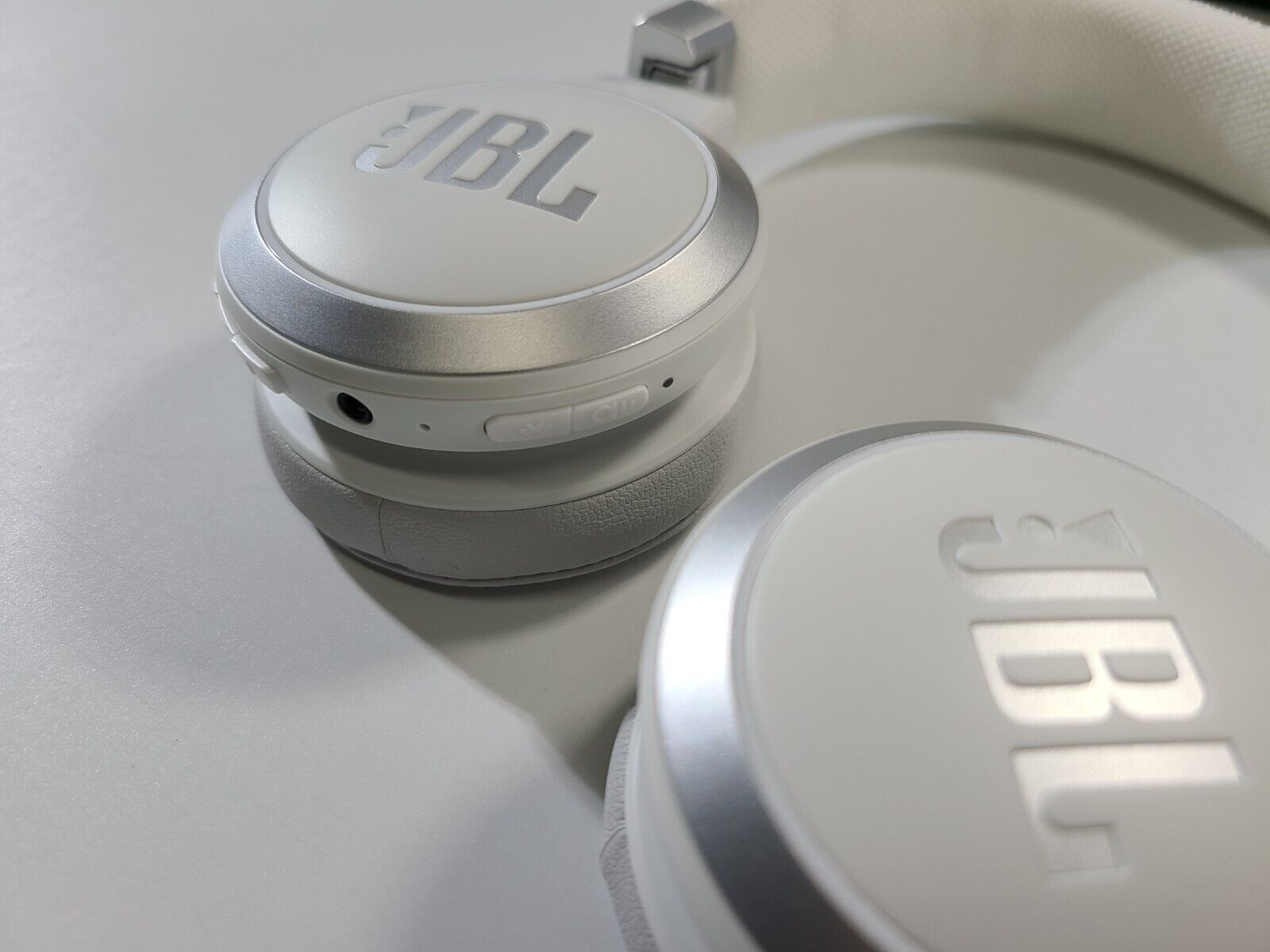 JBL Live 460NC (JBLLIVE460NCWHTAM) Wireless On-Ear Headphones, White