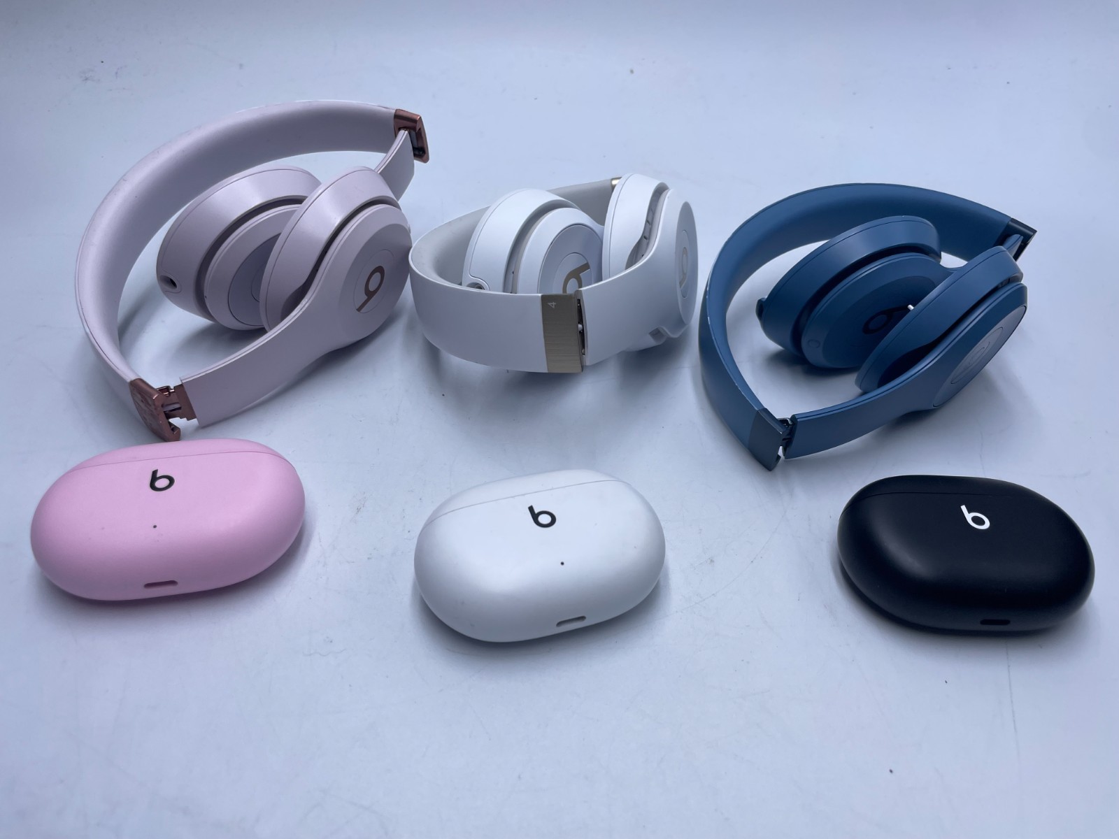 LOT OF 6 Assorted Beats Audio Devices – Assorted Colors – Tested Working (C-64)