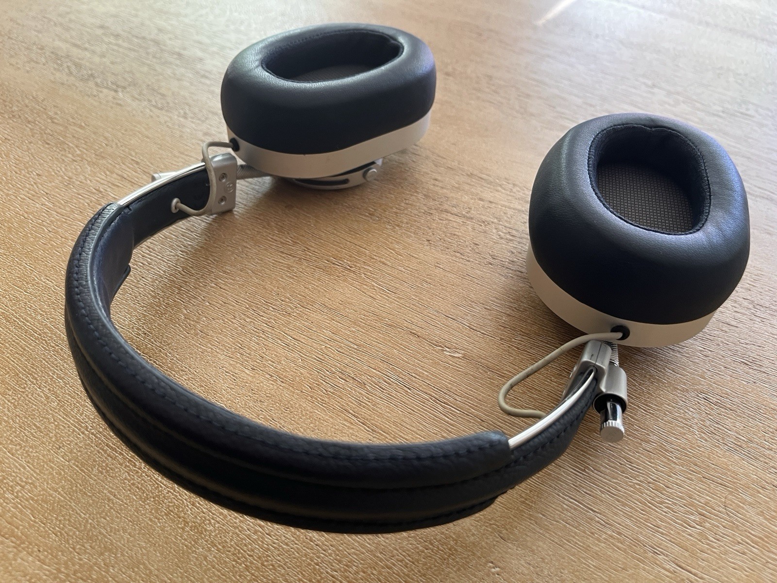 Master & Dynamic MH40 Wired Over-Ear Headphones Silver Aluminum Blue Leather