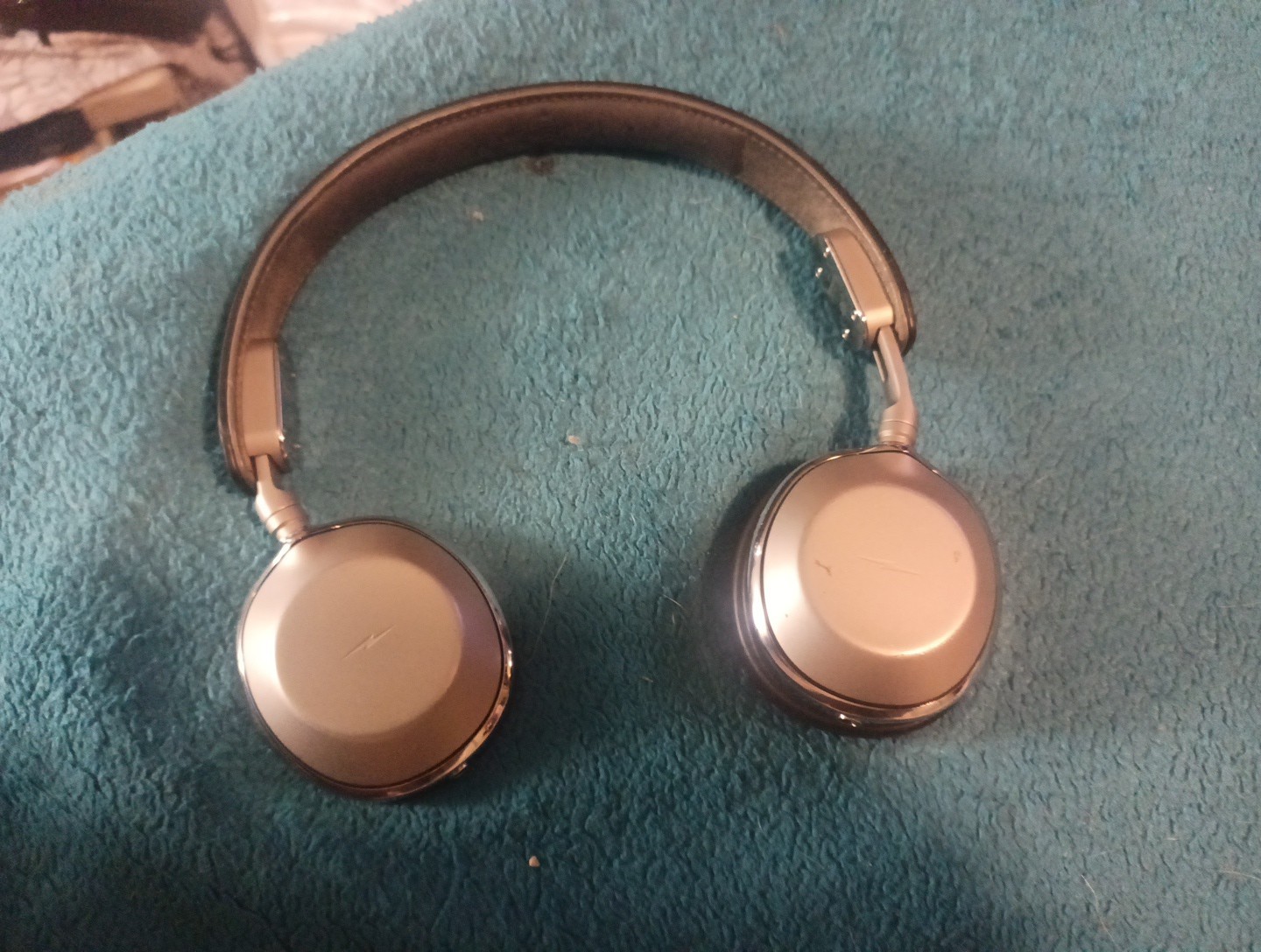 Shinola Detroit On-Ear Headphones Black Leather and Gloss Stainless Steel.. Tear