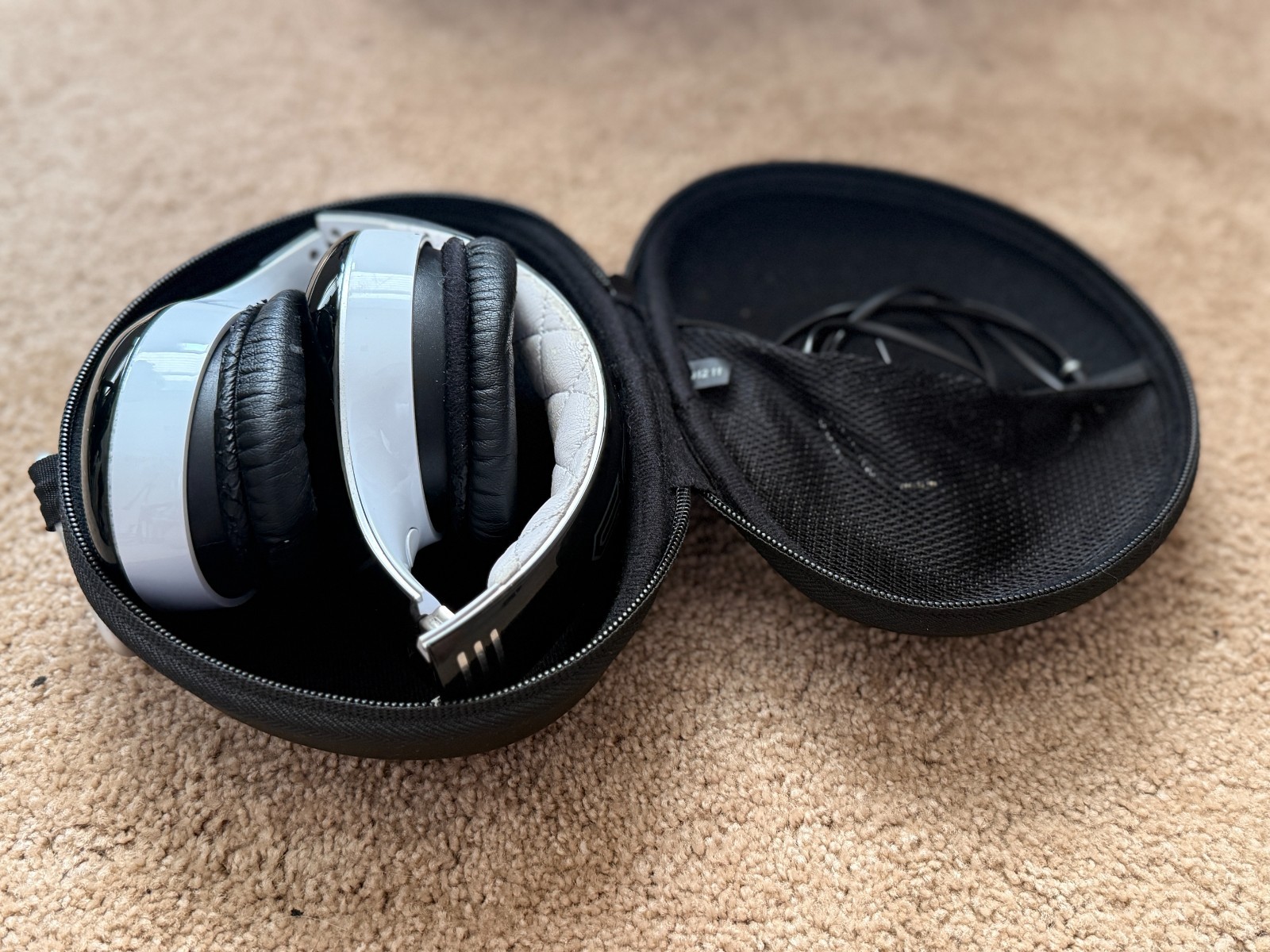 Soul SL300 Headband Headphones – Good Condition – Black/White
